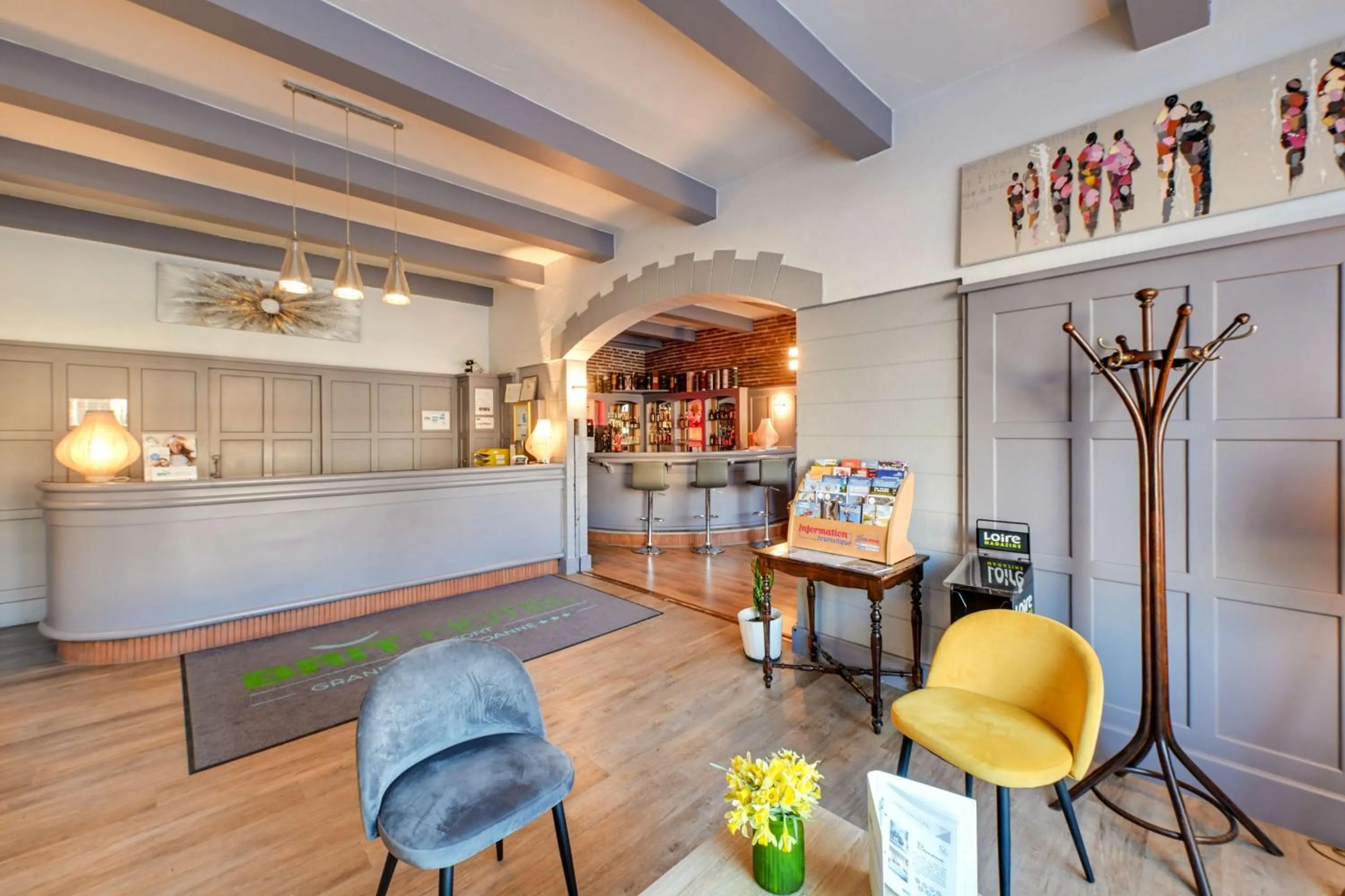 Lobby or reception in Brit Hotel Roanne - Le Grand Hôtel