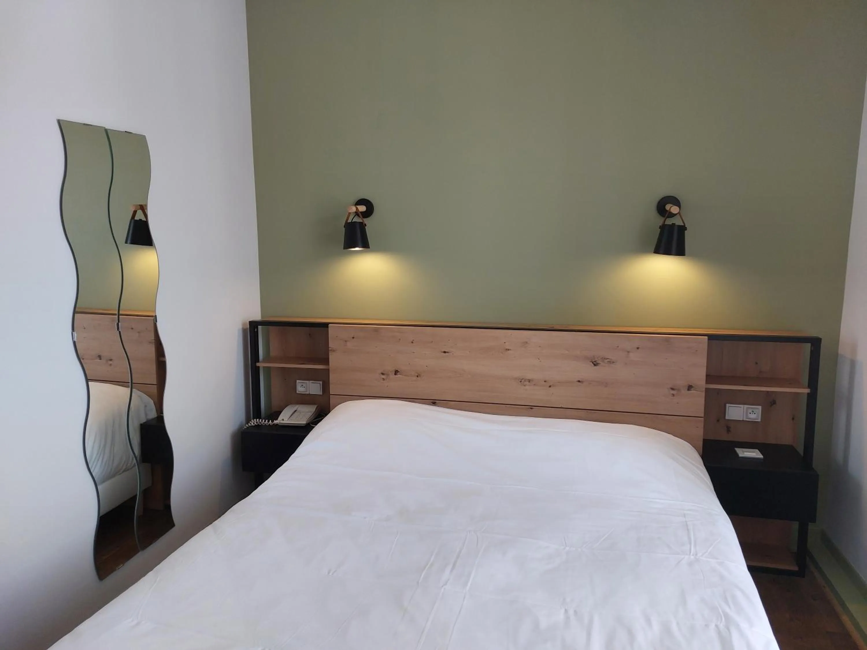 Bed in Brit Hotel Roanne - Le Grand Hôtel