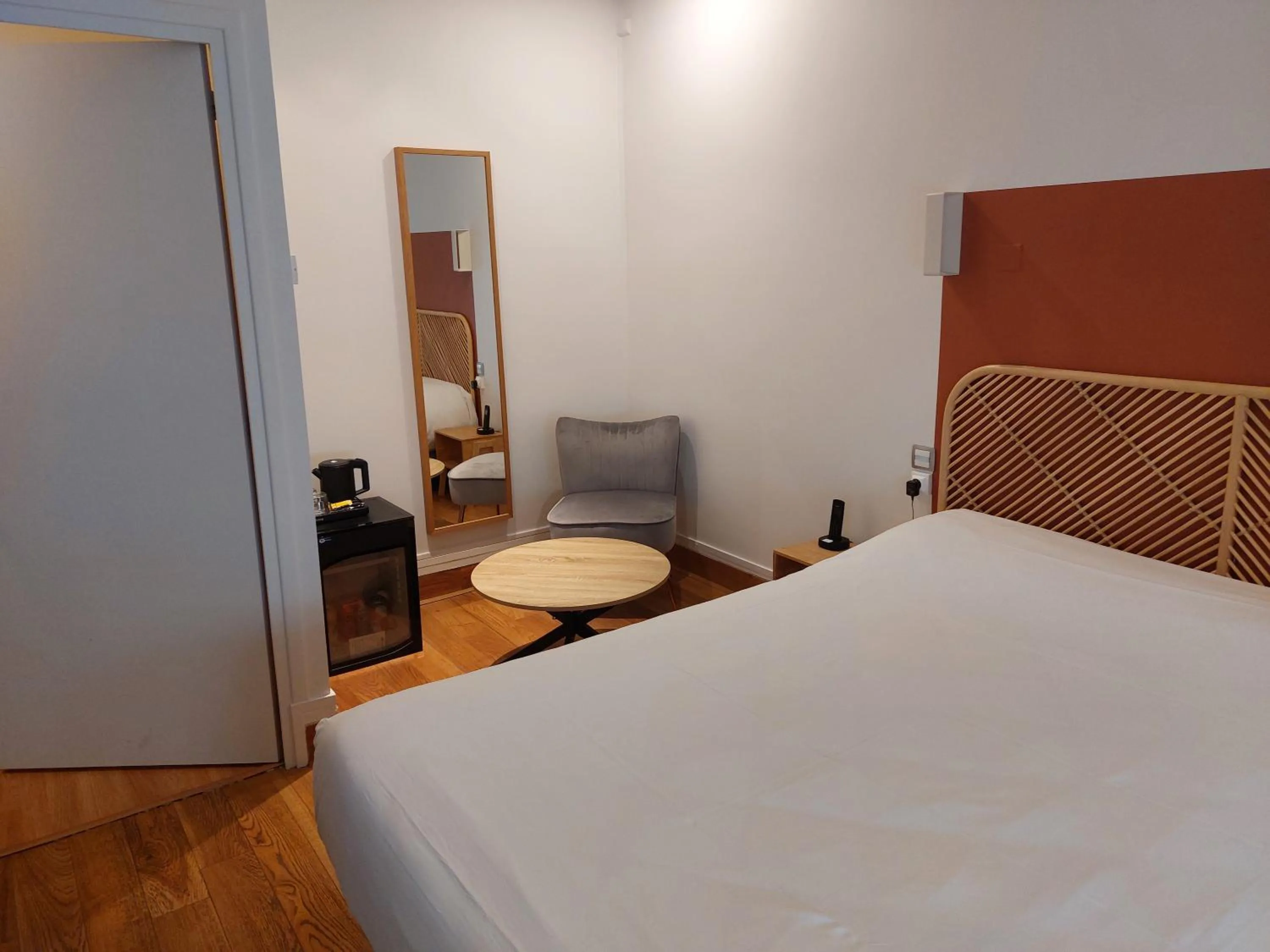 Seating area, Bed in Brit Hotel Roanne - Le Grand Hôtel