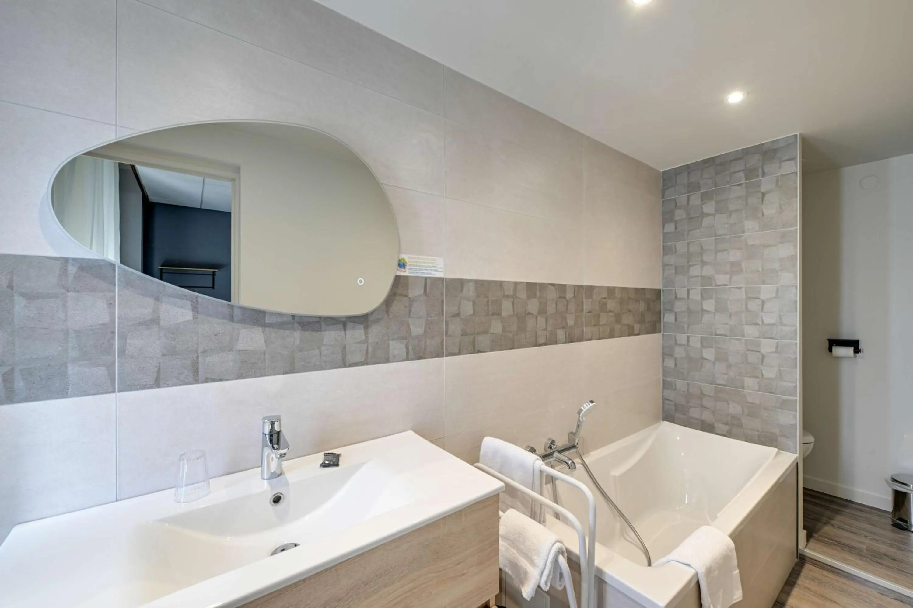 Bathroom in Brit Hotel Roanne - Le Grand Hôtel