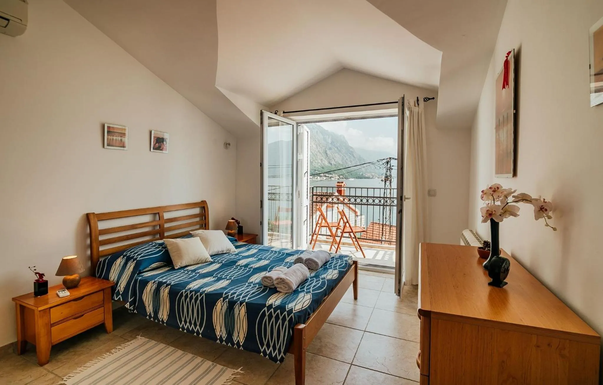 Bedroom, Bed in Spacious Family 4BR Seaside House, Fantastic Sea Views, 20 Meters to Beach