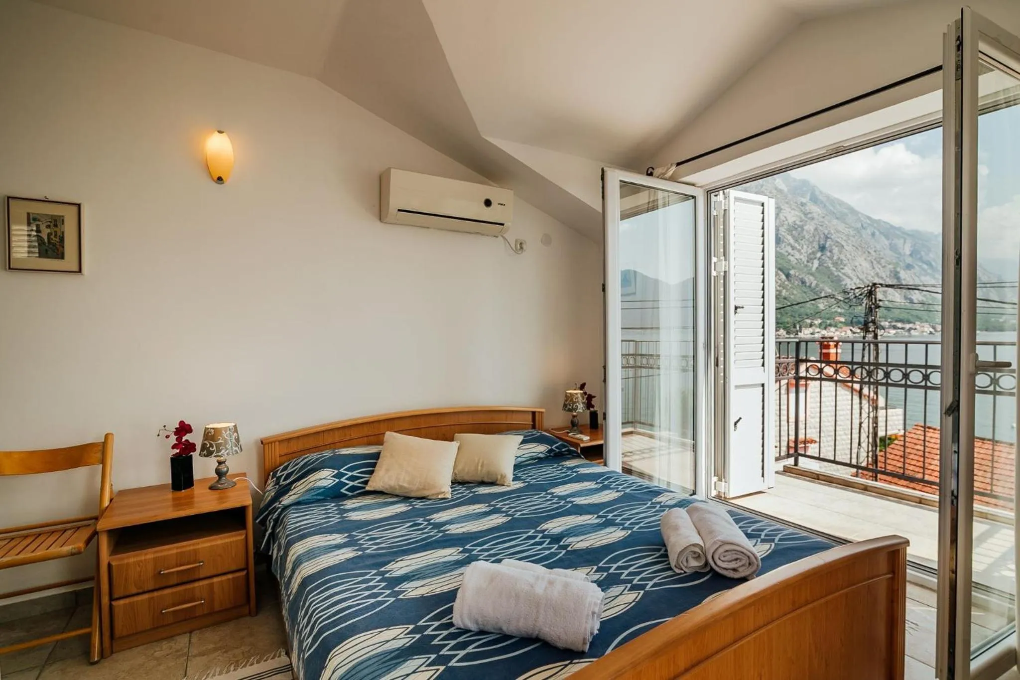 Bedroom, Bed in Spacious Family 4BR Seaside House, Fantastic Sea Views, 20 Meters to Beach