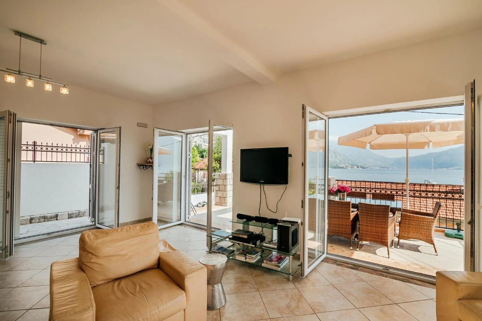 Restaurant/places to eat in Spacious Family 4BR Seaside House, Fantastic Sea Views, 20 Meters to Beach