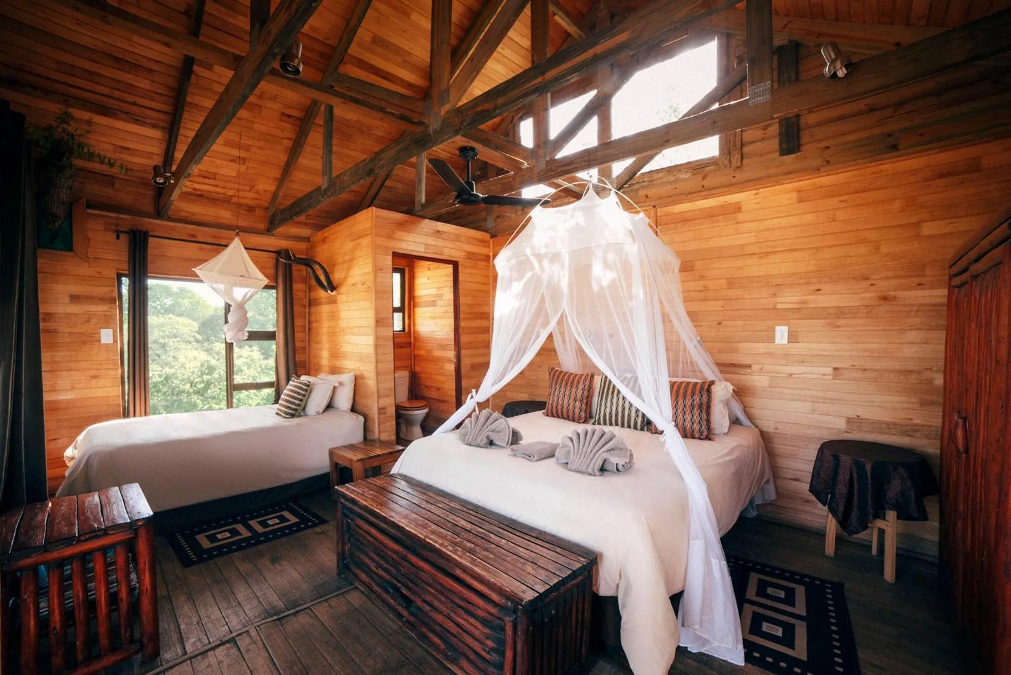 Bed in Pezulu Tree House Lodge