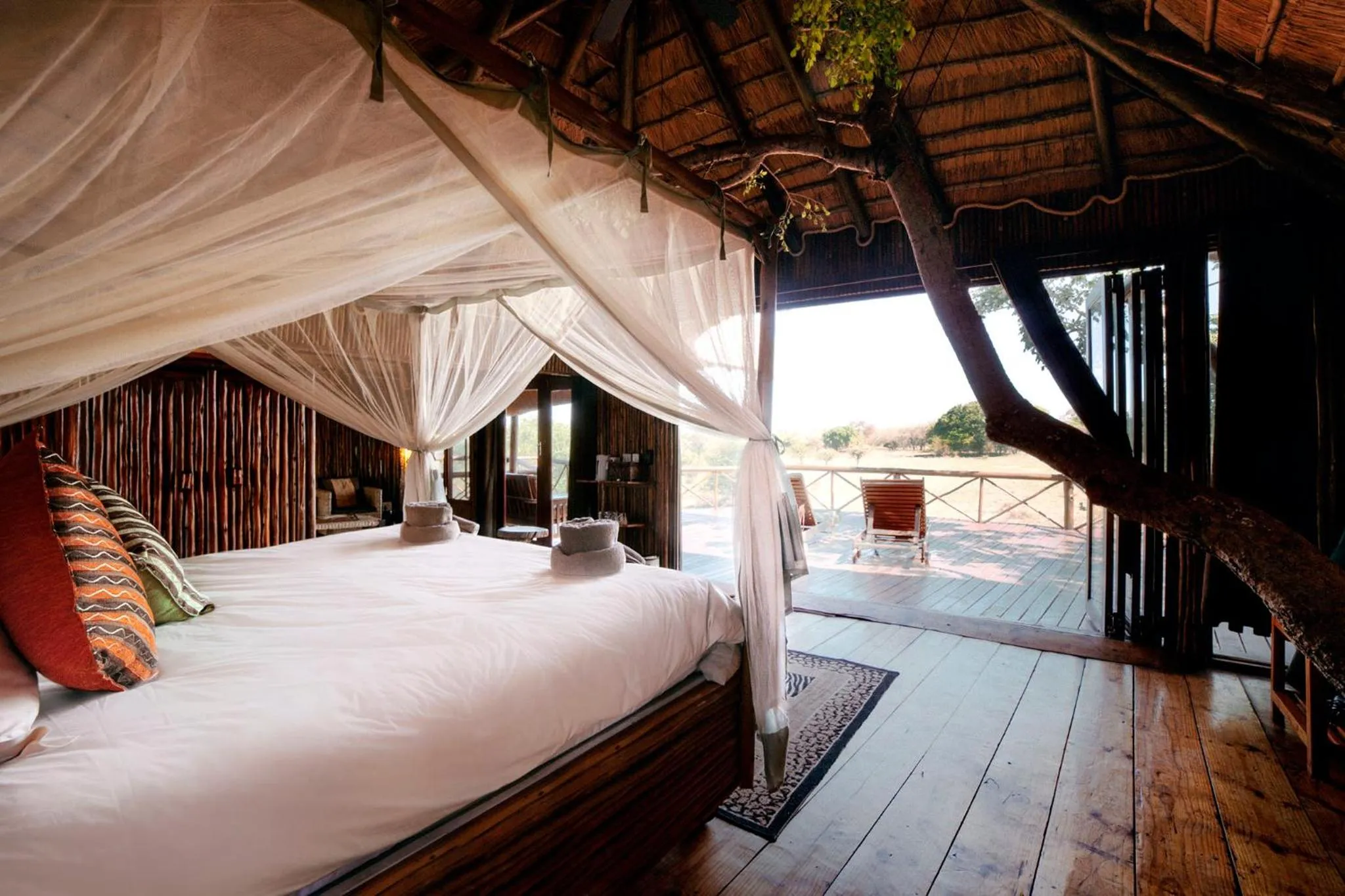 Bed in Pezulu Tree House Lodge