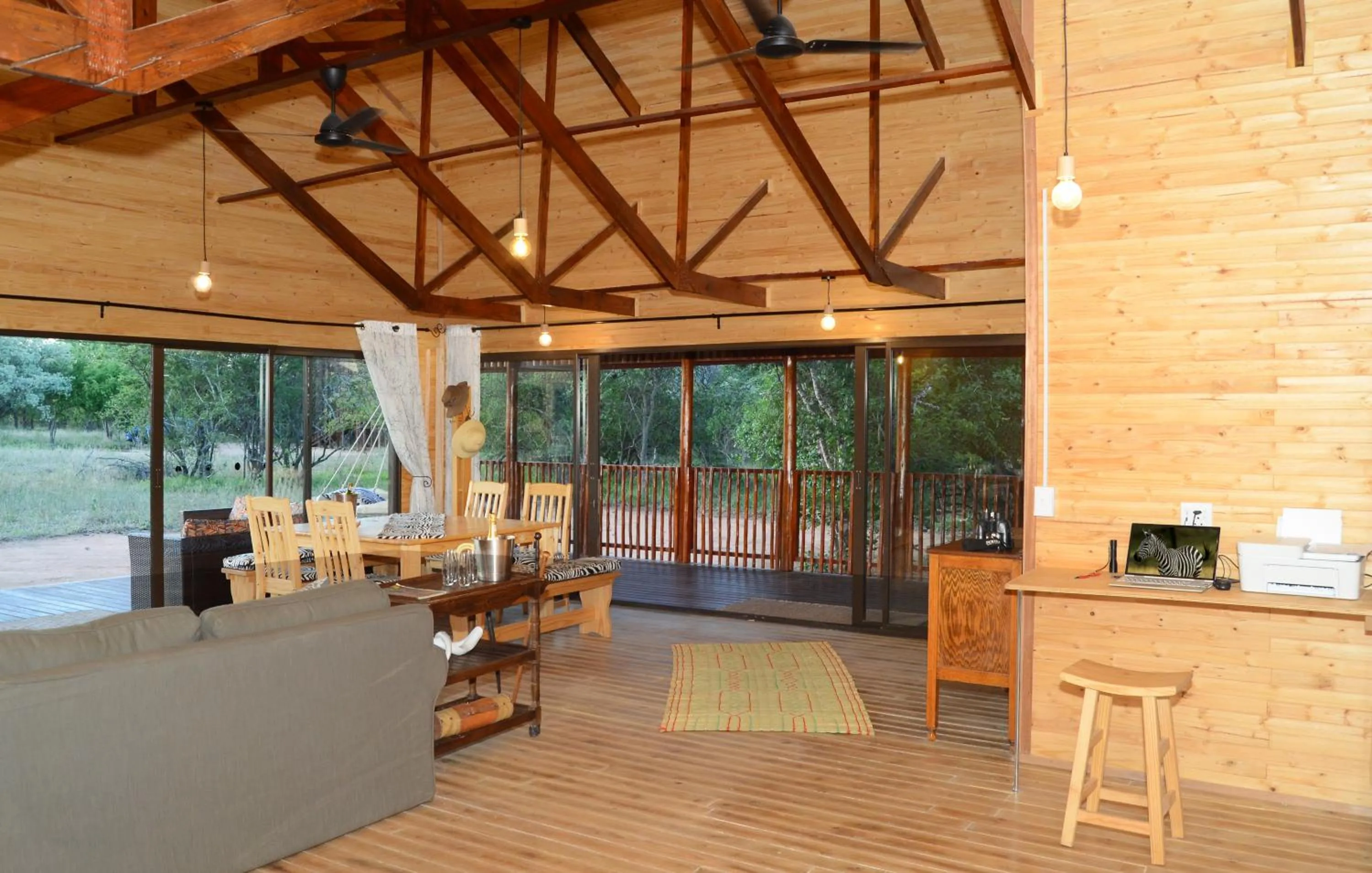 Dining area in Pezulu Tree House Lodge