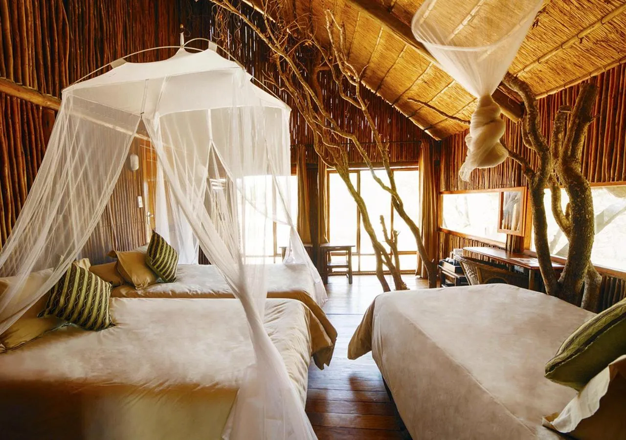 Bed in Pezulu Tree House Lodge