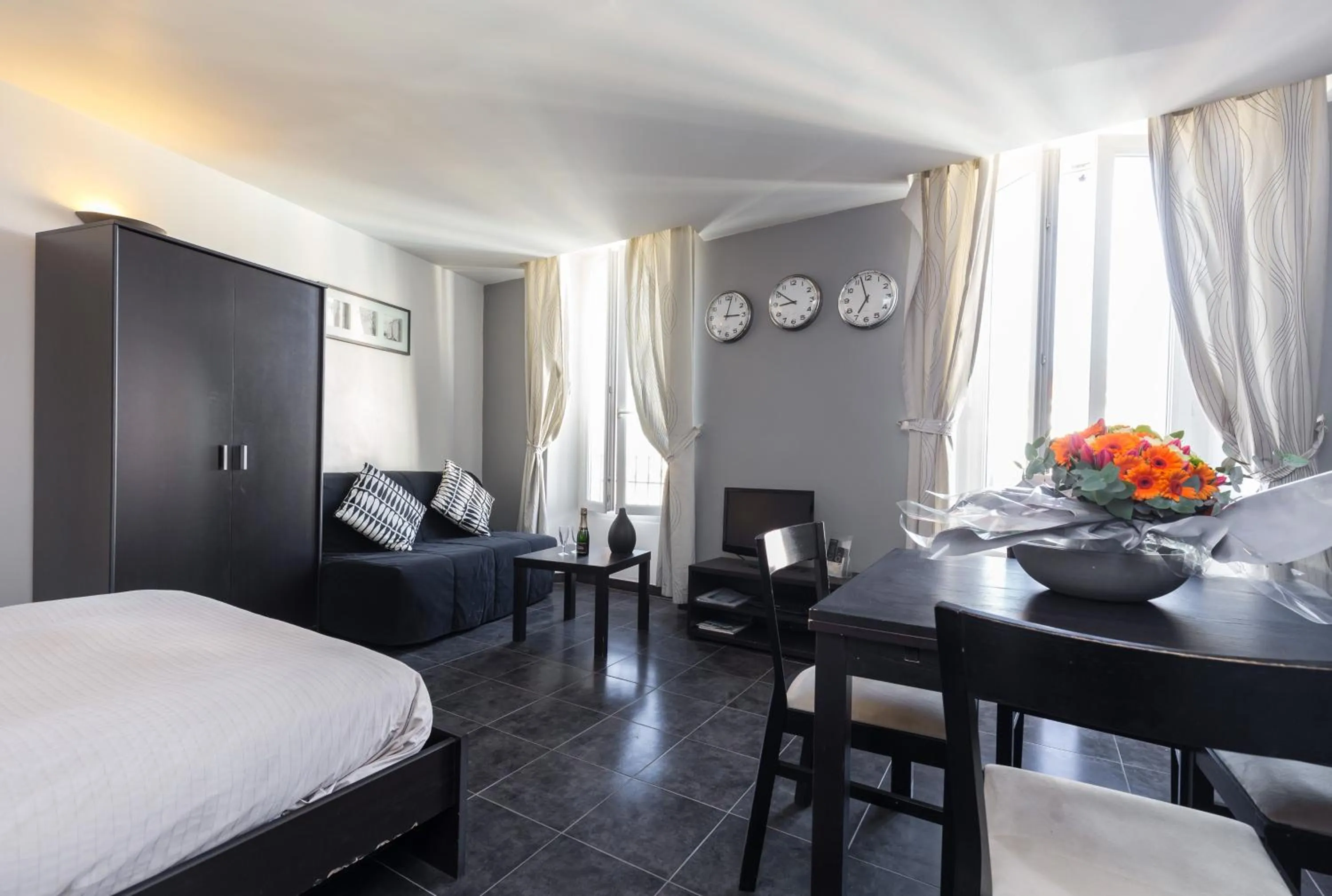 Seating area, Bed in Florella Maréchal Joffre