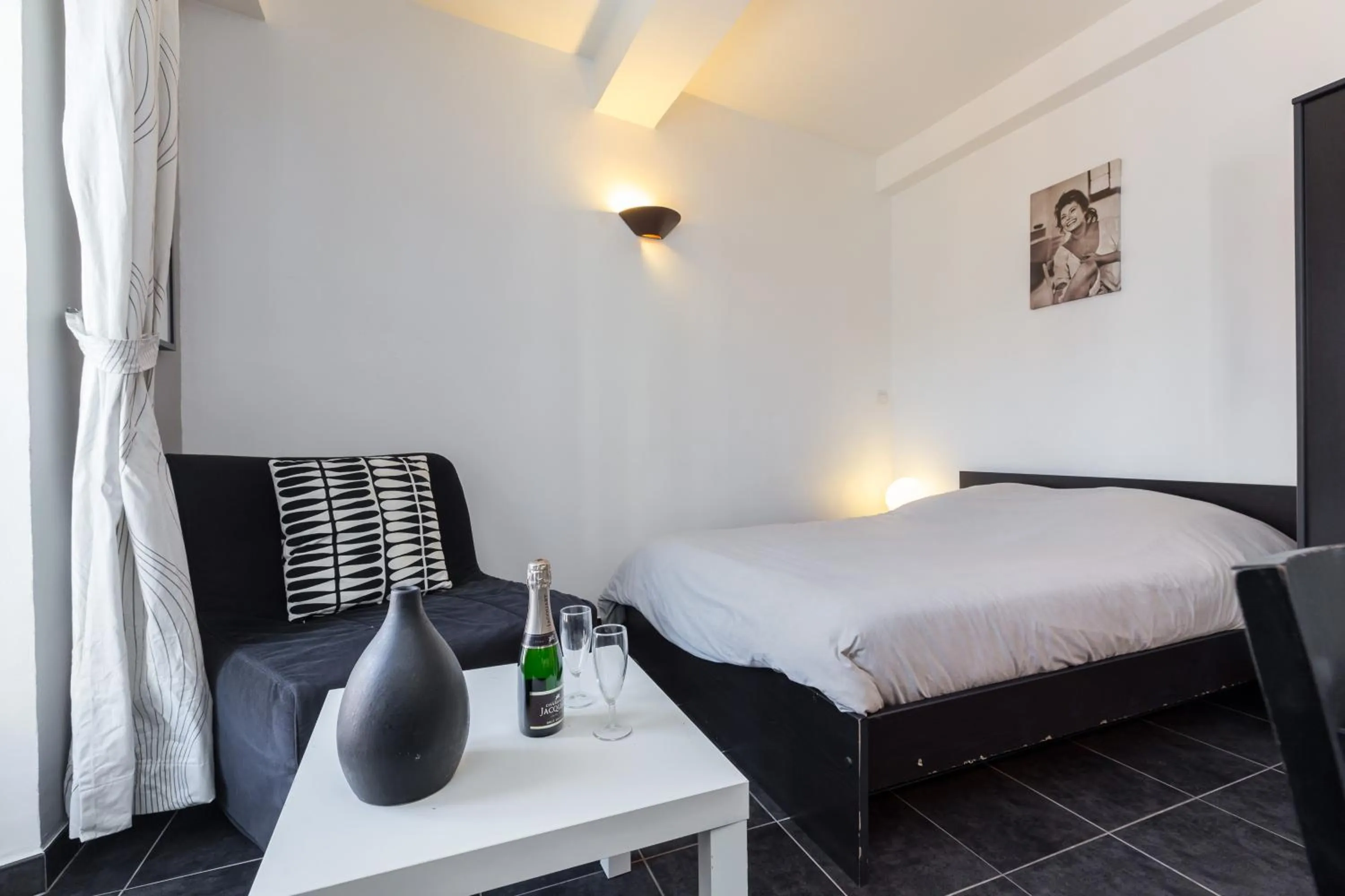 Seating area, Bed in Florella Maréchal Joffre