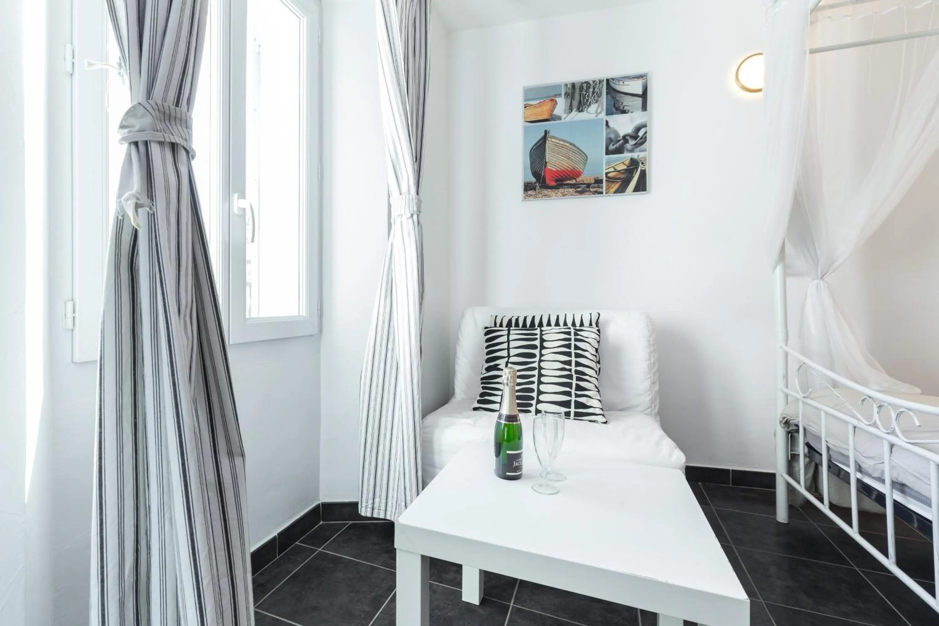 Seating area, Bed in Florella Maréchal Joffre