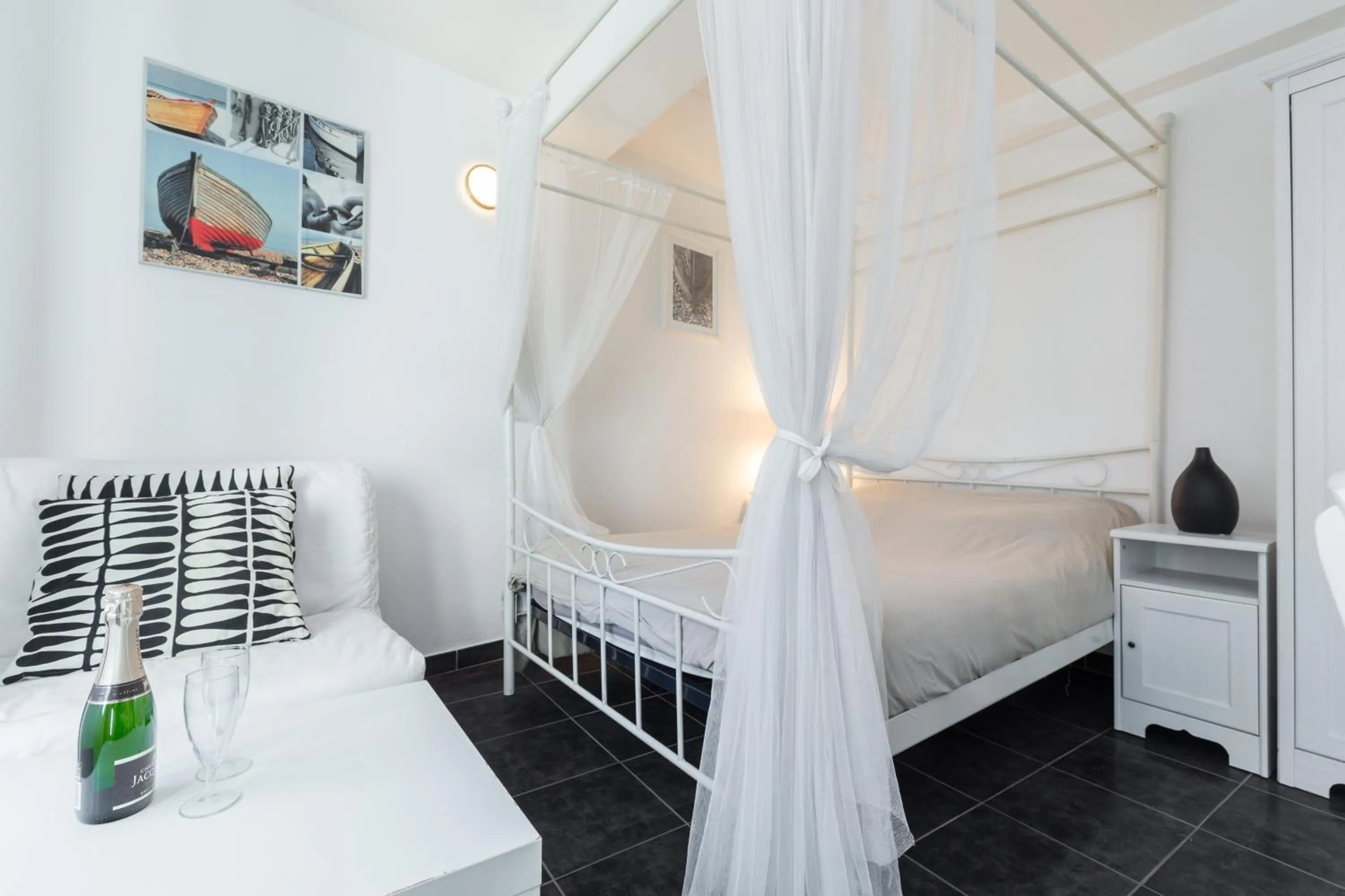 Bedroom, Bed in Florella Maréchal Joffre