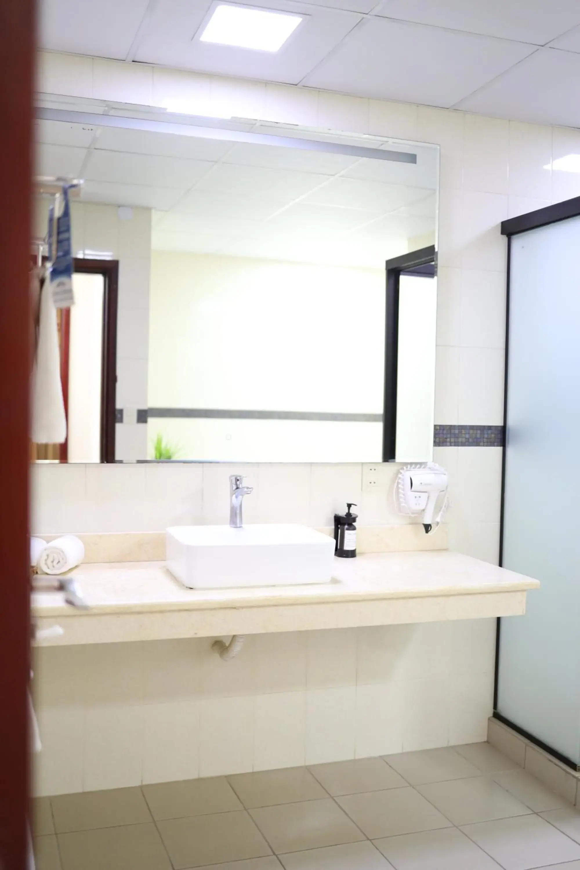 Bathroom in Howard Johnson Ciudad del Este Bathroom in Howard Johnson Ciudad del Este