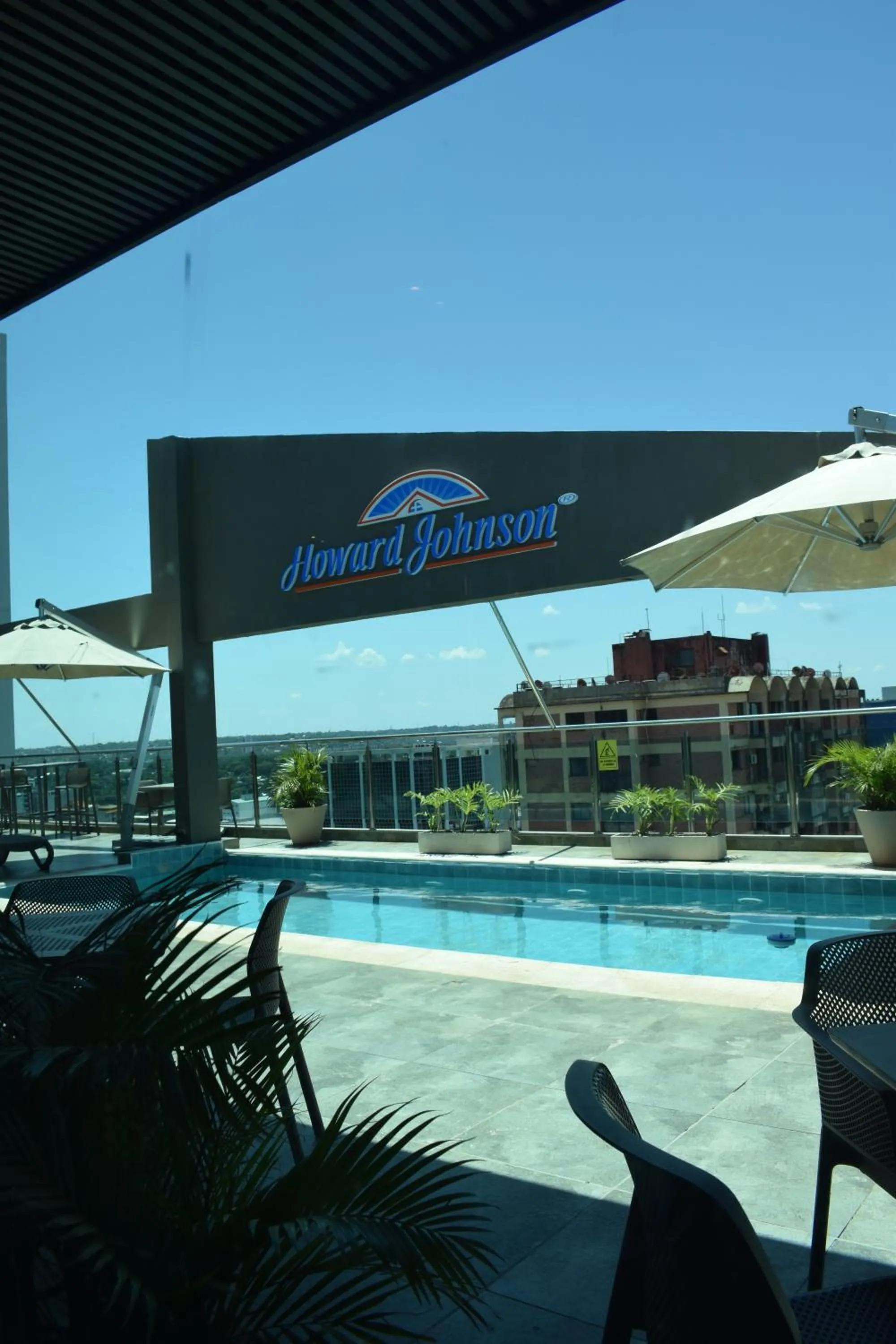 Swimming pool in Howard Johnson Ciudad del Este
