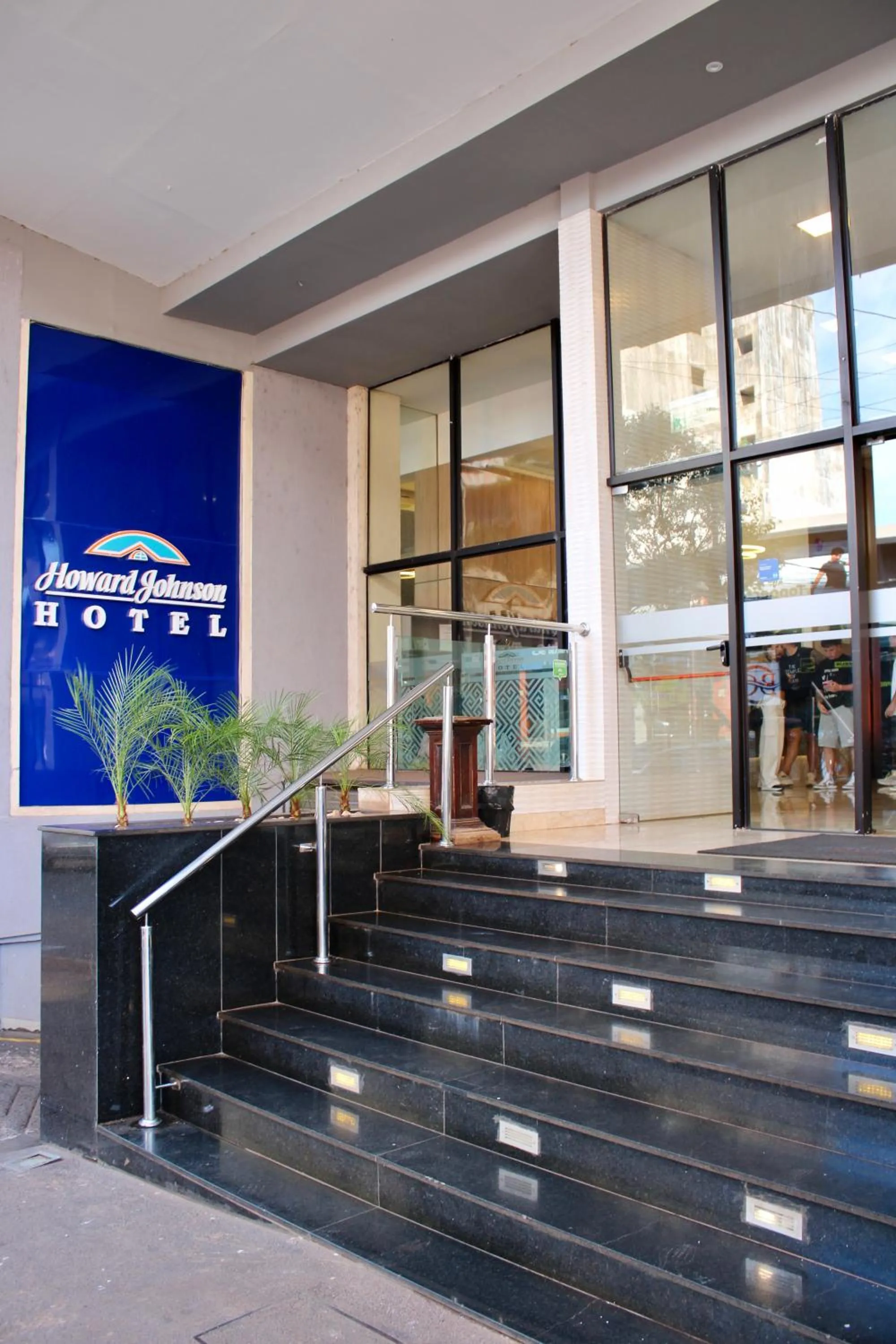 Property building in Howard Johnson Ciudad del Este