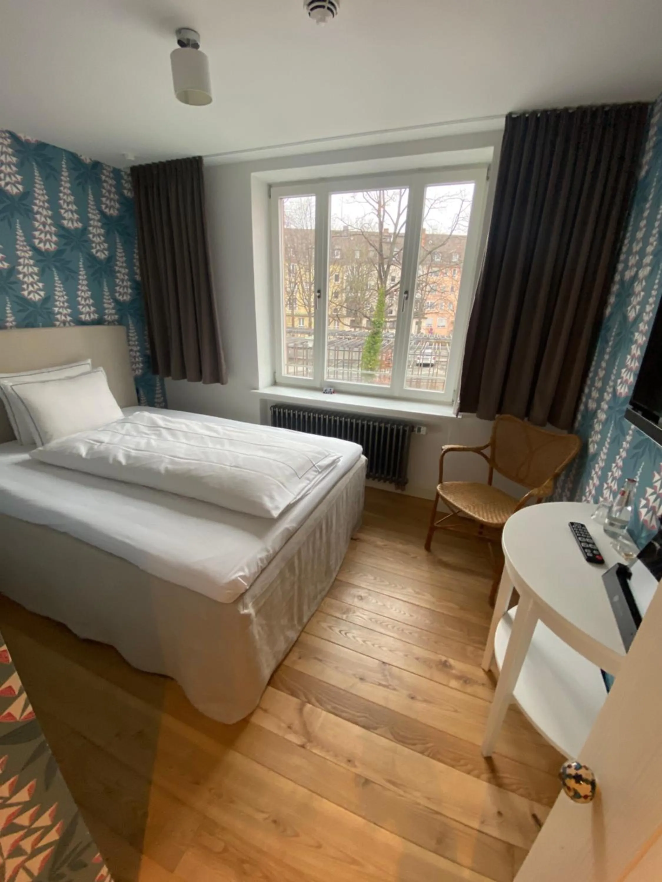 Photo of the whole room, Bed in Renthof Kassel