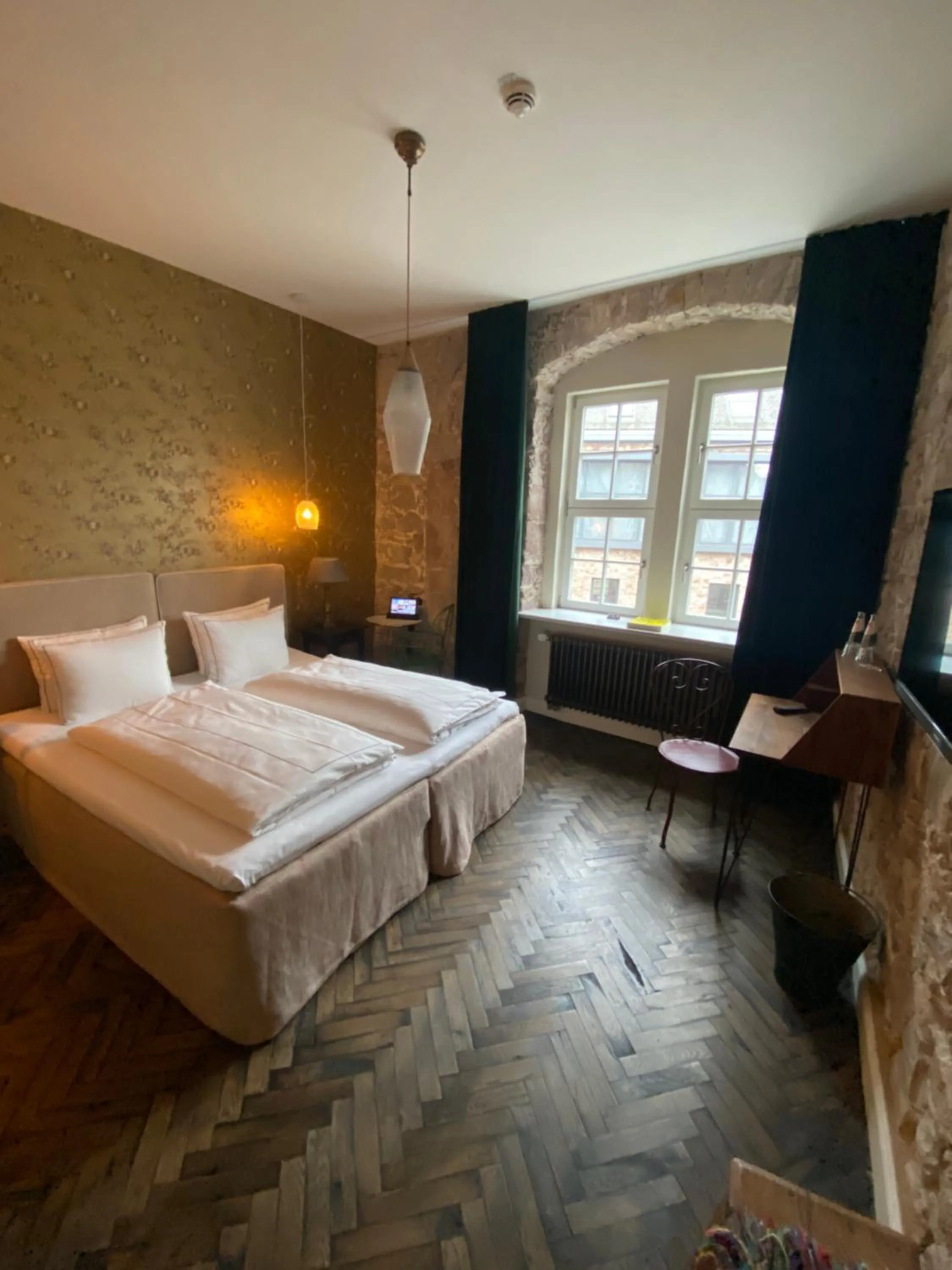 Photo of the whole room, Bed in Renthof Kassel