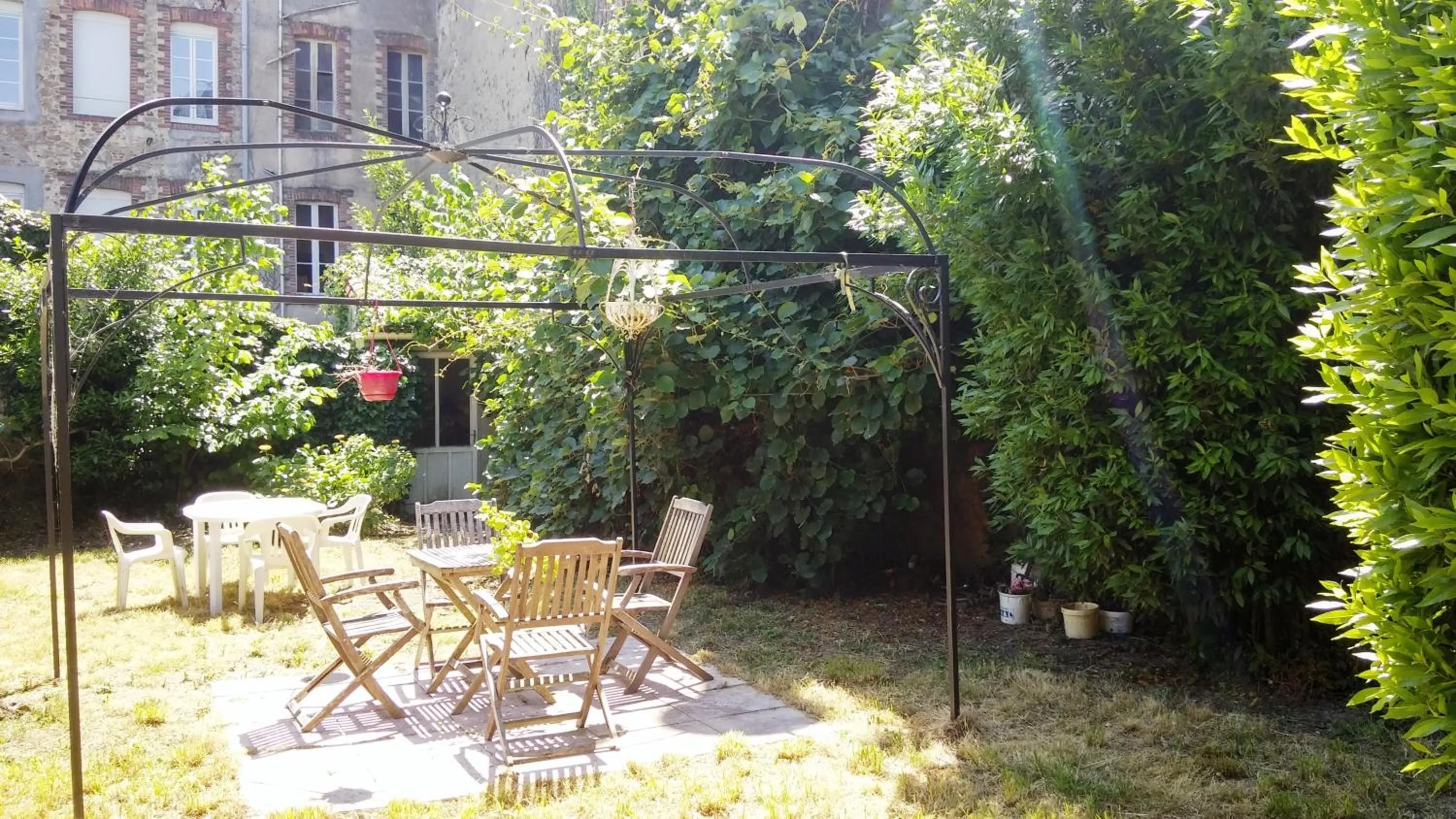 Patio in Cit'Hotel Marie Stuart