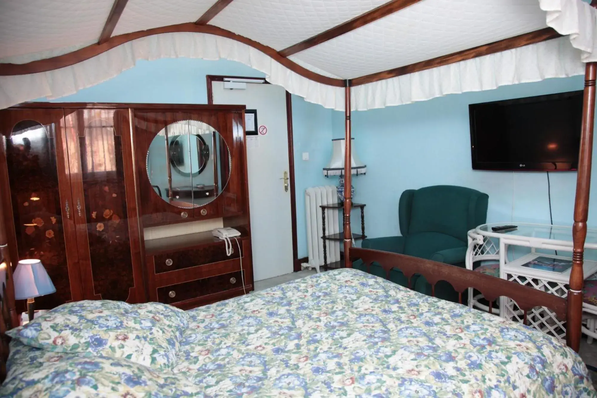 Bedroom, Bed in Cit'Hotel Marie Stuart Bedroom, Bed in Cit'Hotel Marie Stuart