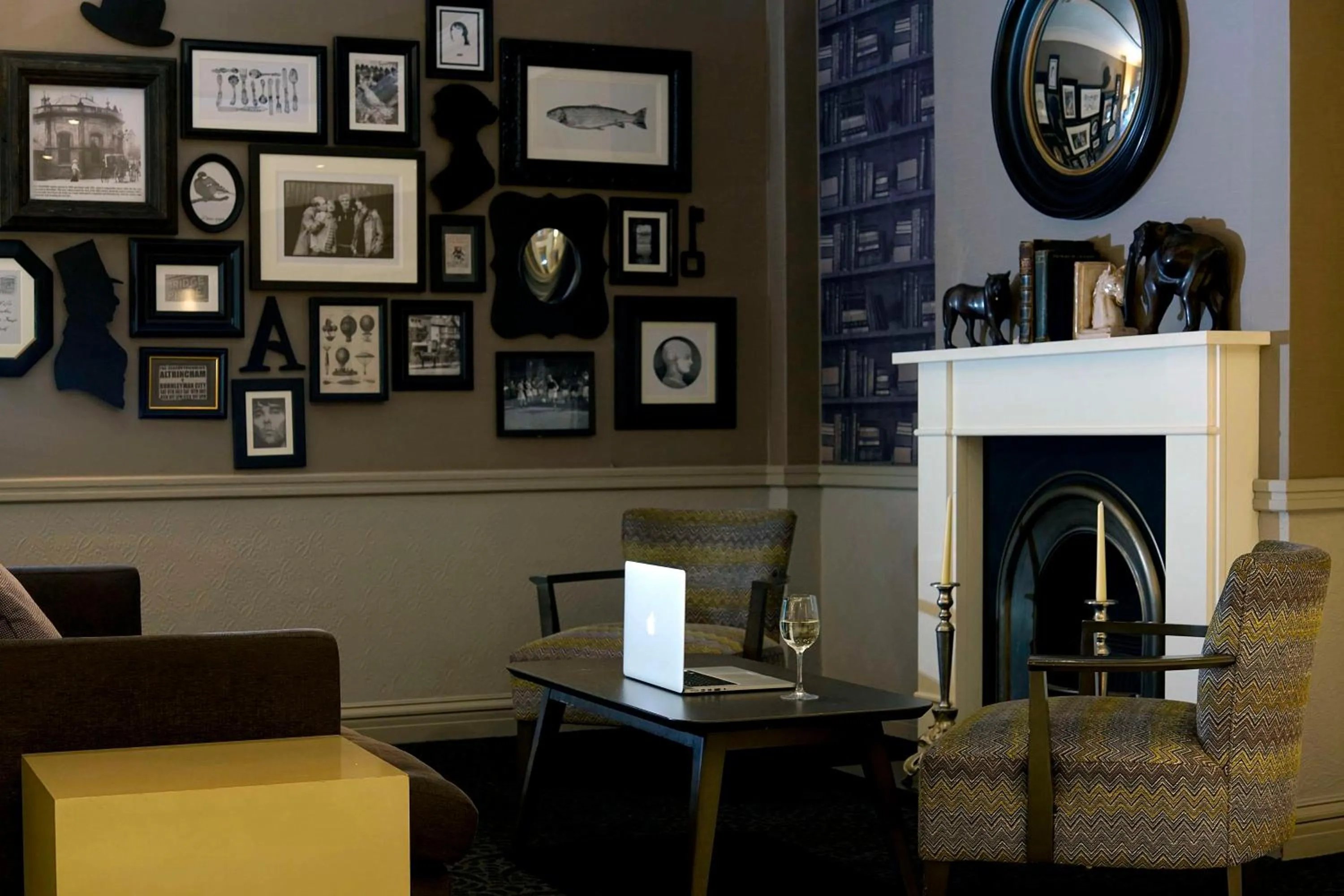 Lobby or reception in Cresta Court Hotel