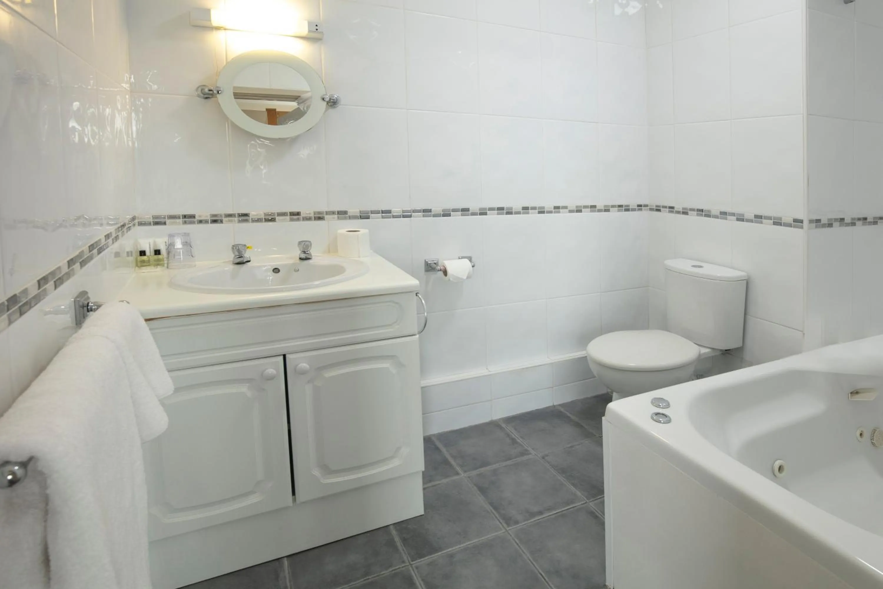 Bathroom in Cresta Court Hotel