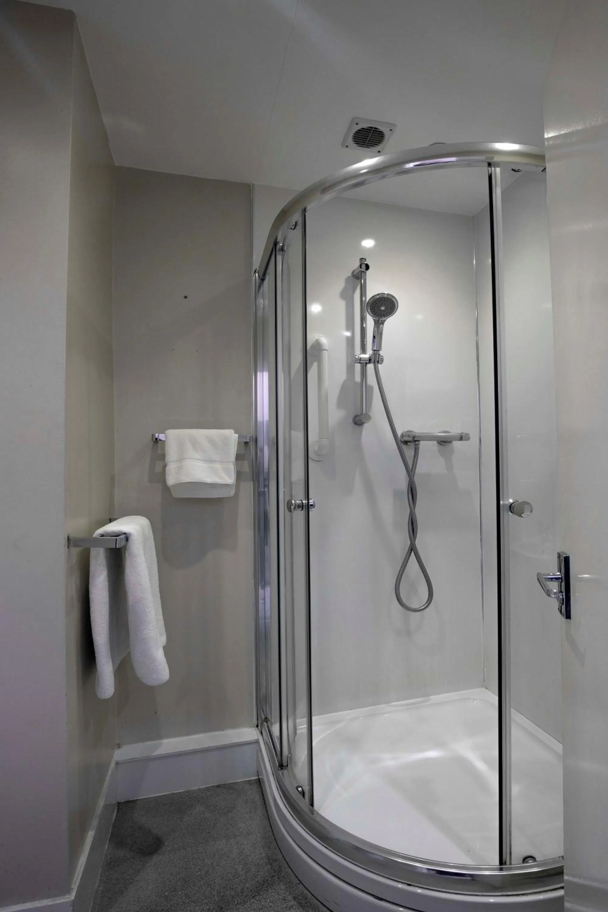 Bathroom in Cresta Court Hotel