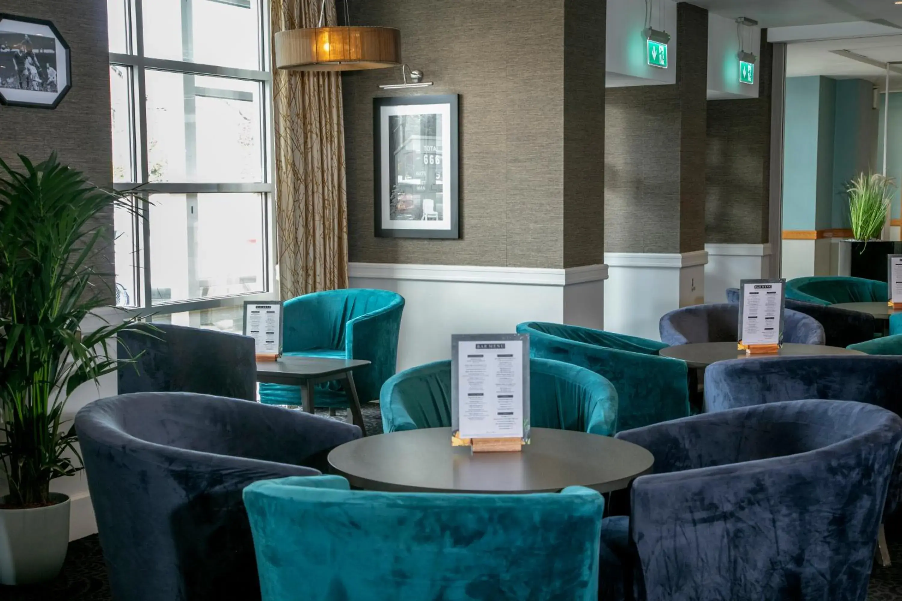 Lounge or bar in Cresta Court Hotel Lounge or bar in Cresta Court Hotel