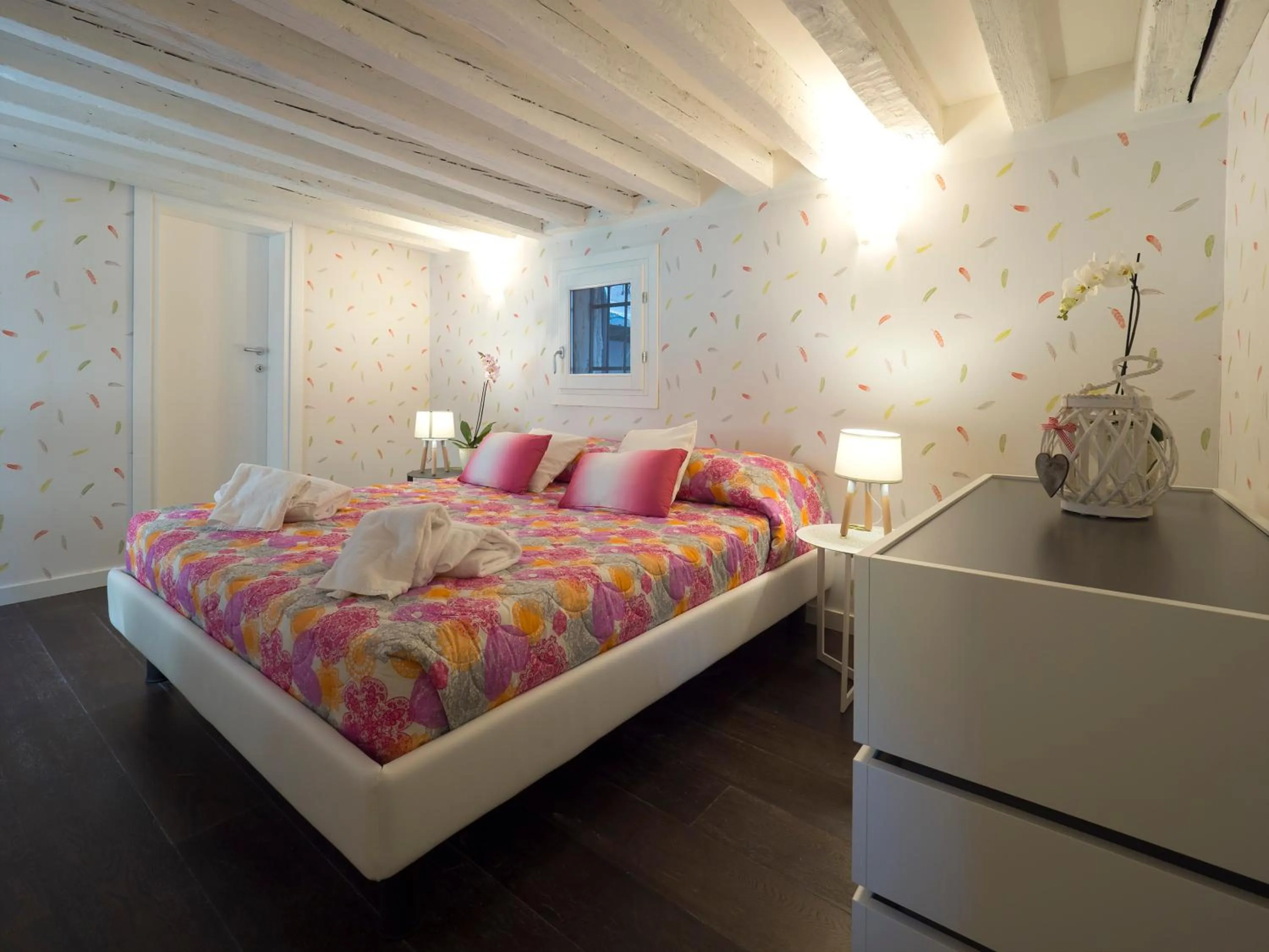 Bed in Majestic Rialto House by Wonderful Italy