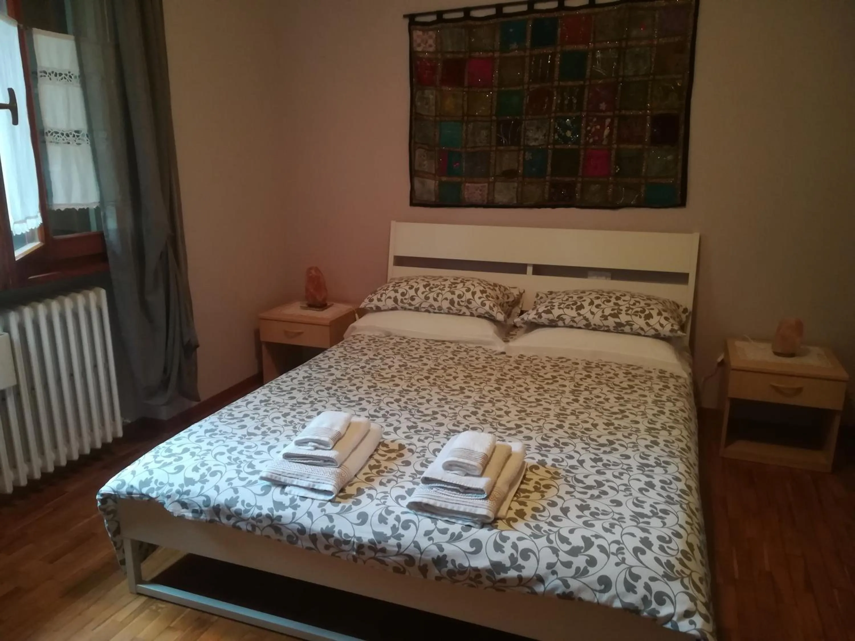 Photo of the whole room, Bed in Home Meditamondo