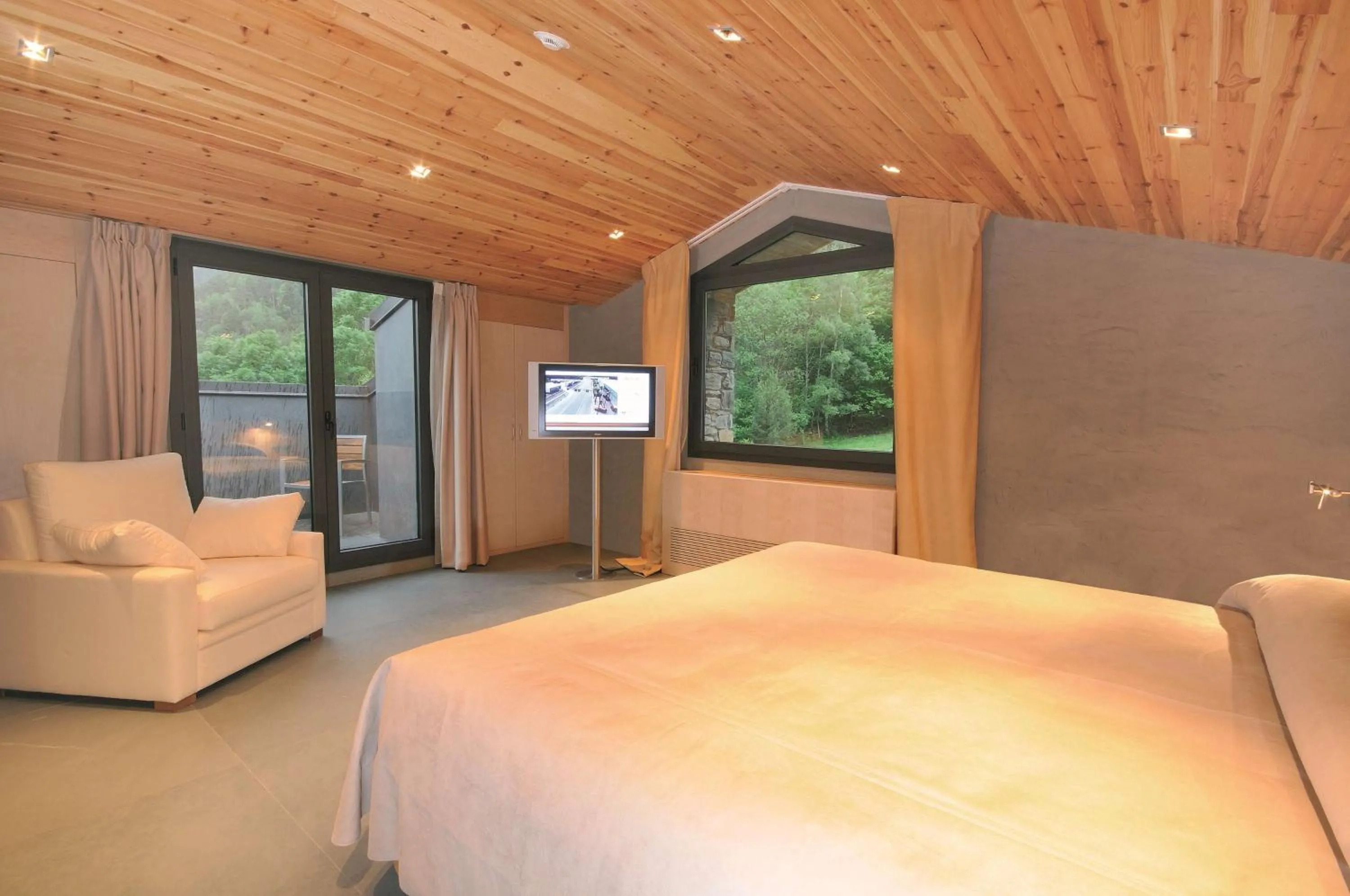 Photo of the whole room, Bed in NH Collection Andorra Palomé