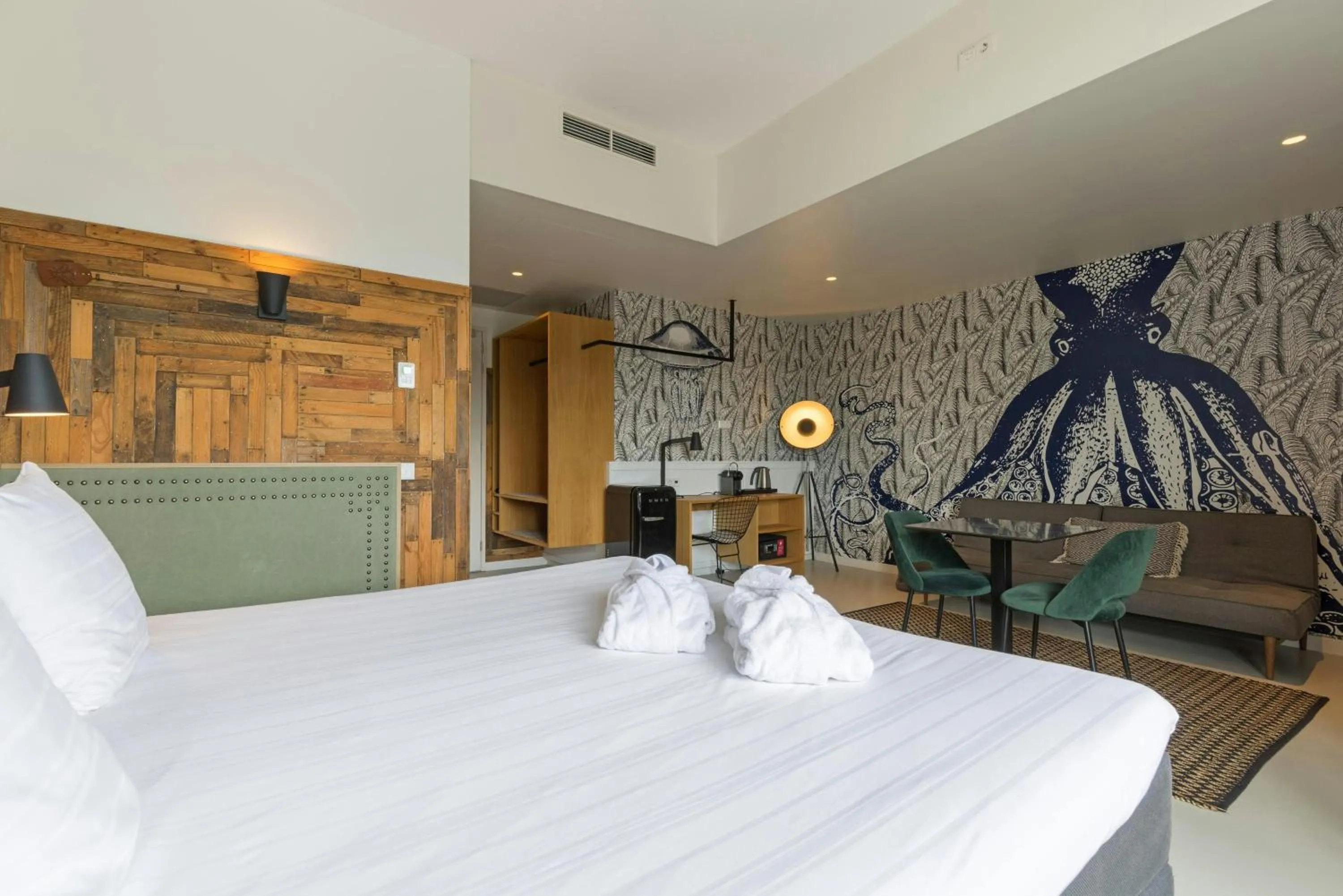 Photo of the whole room, Bed in Leonardo Hotel Vinkeveen Amsterdam