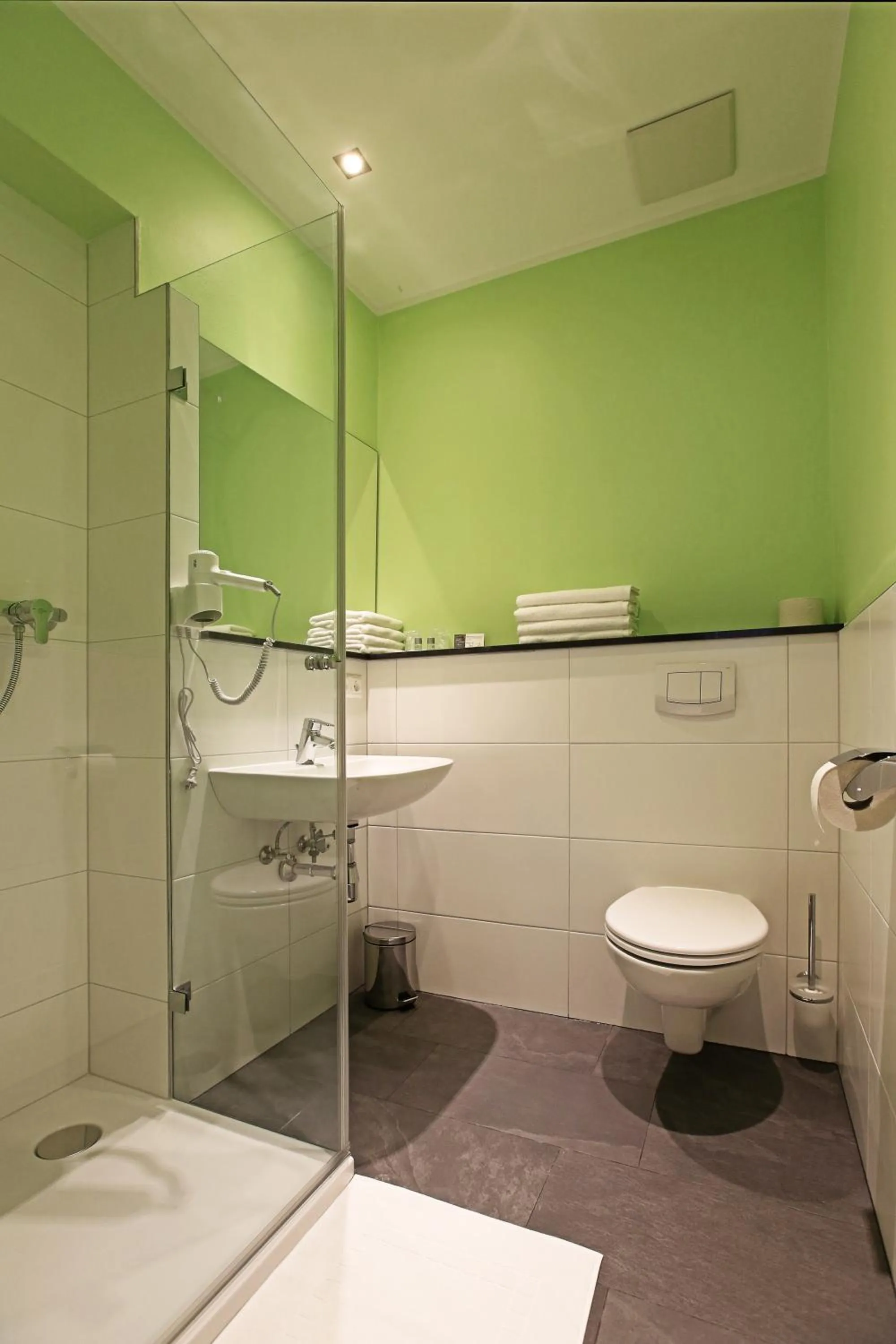 Photo of the whole room in Business & City