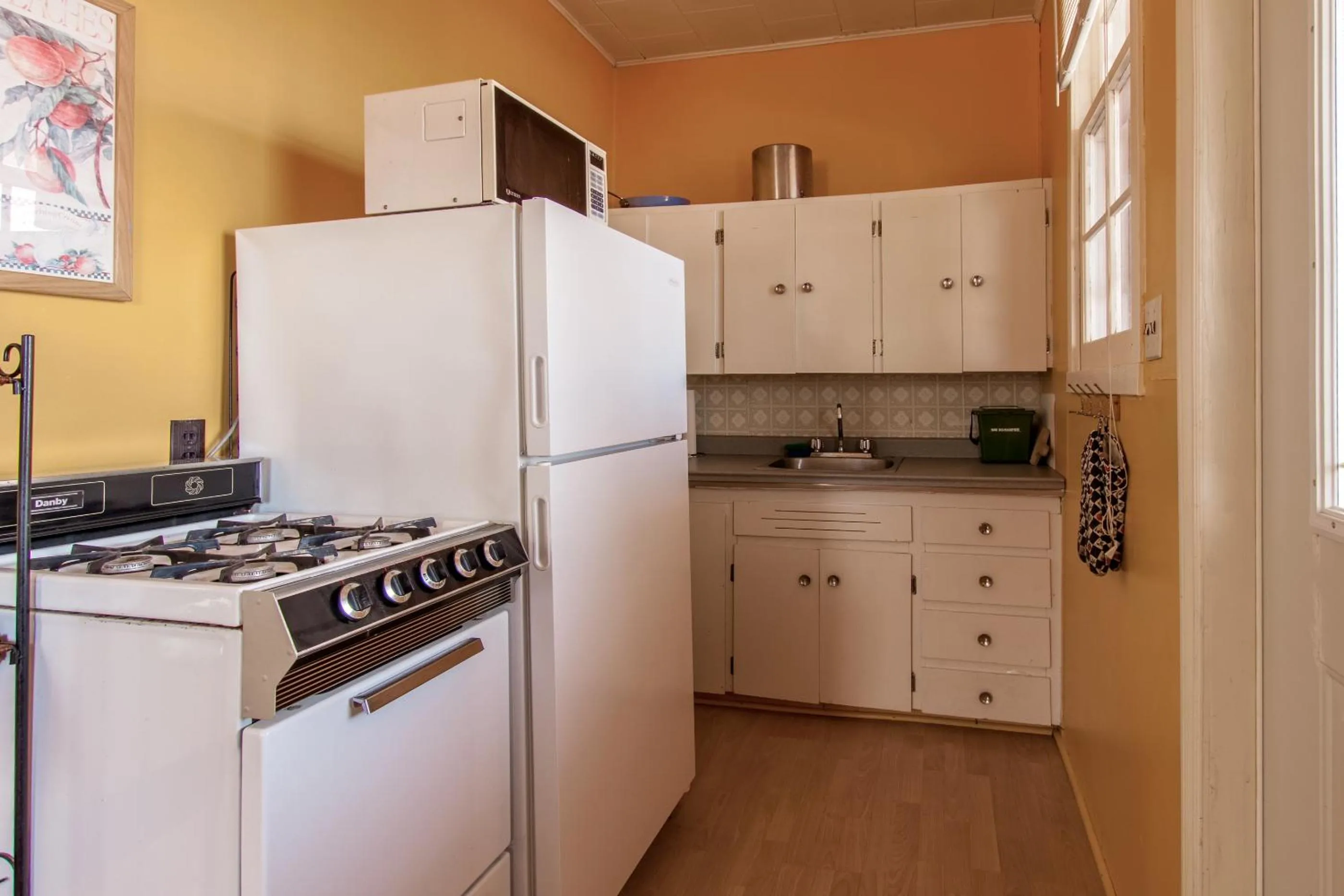 Kitchen or kitchenette in Waterside Apts.