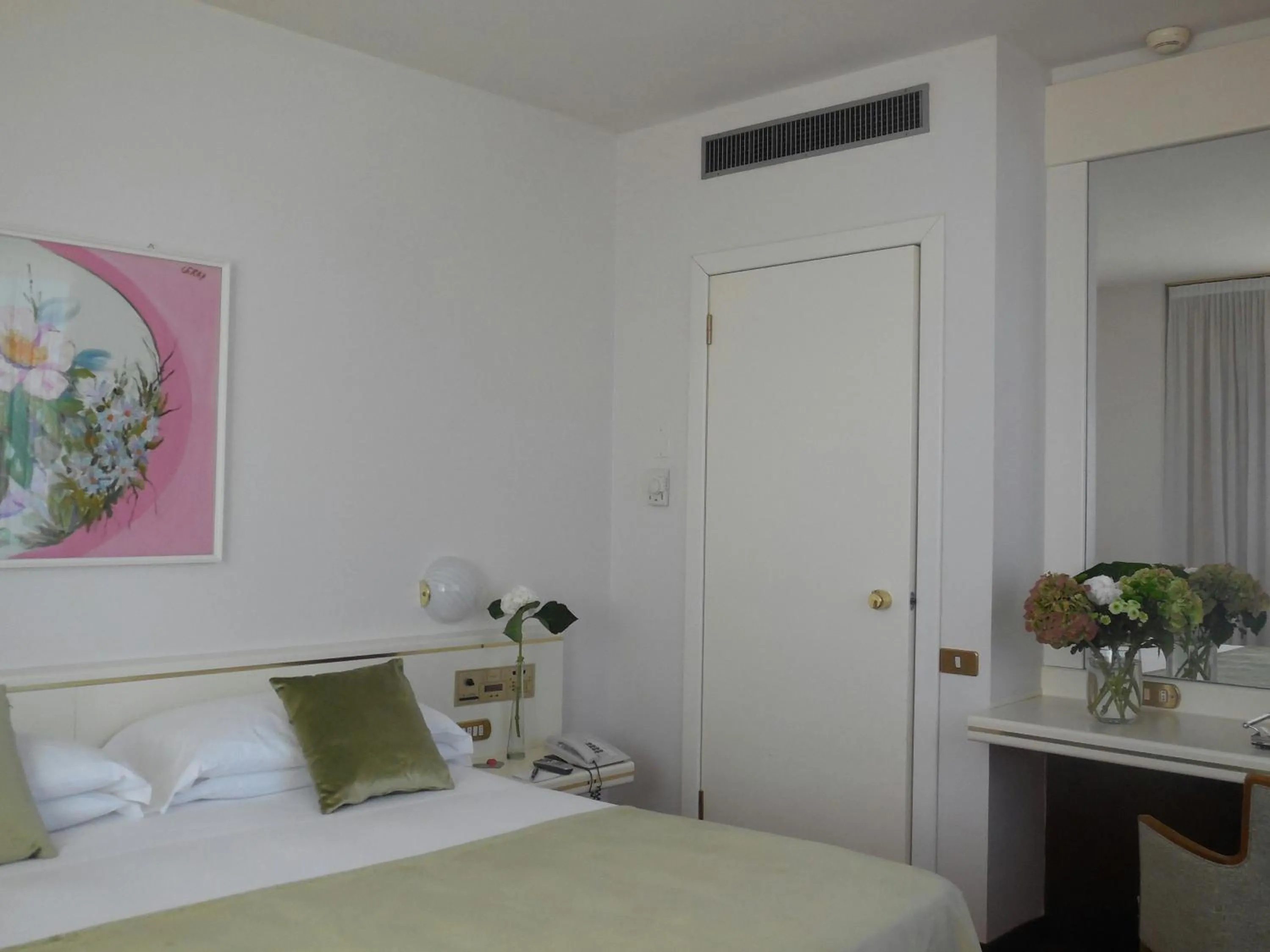 Photo of the whole room, Bed in Starhotels Cristallo Palace