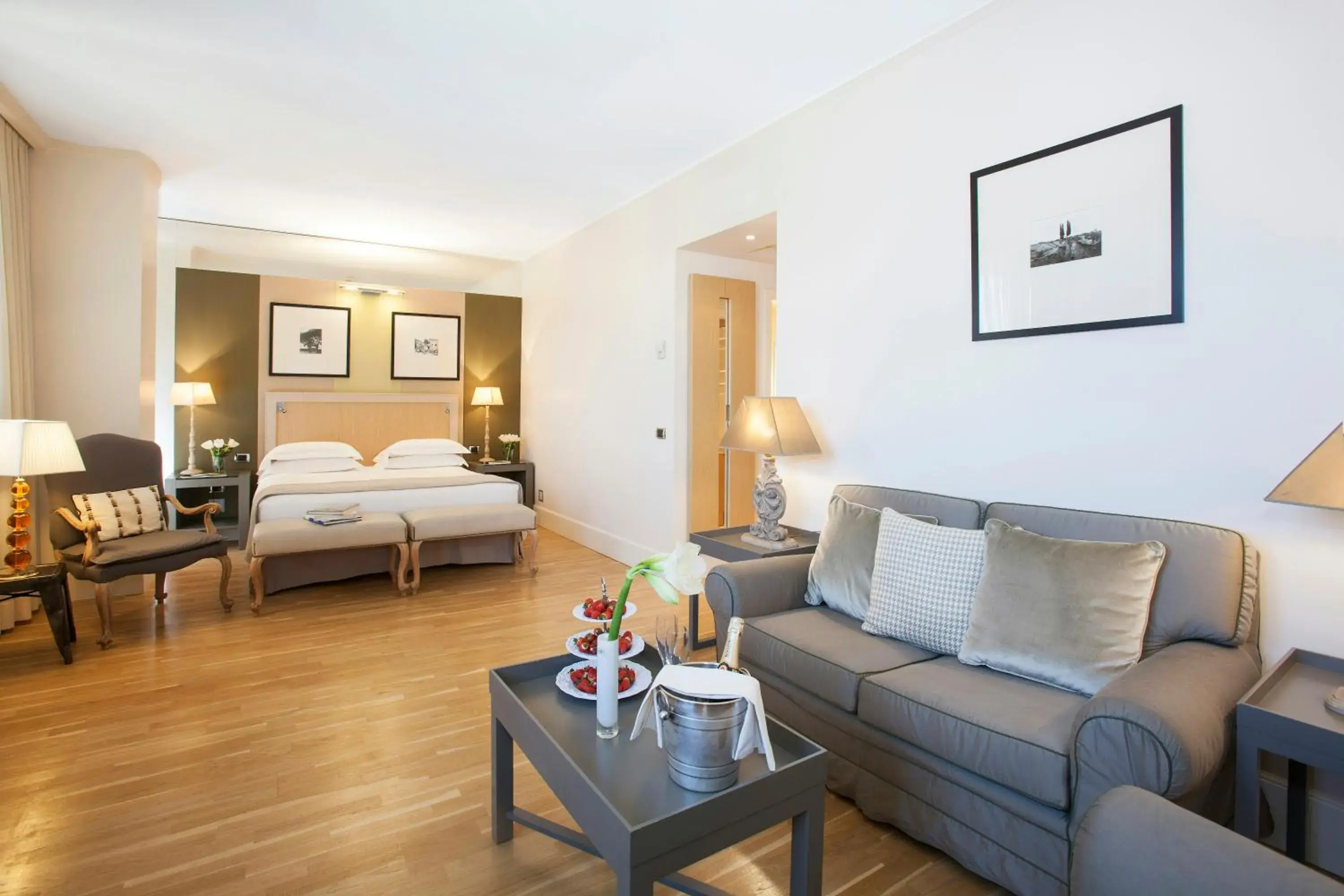 Photo of the whole room, Bed in Starhotels Tuscany Photo of the whole room, Bed in Starhotels Tuscany