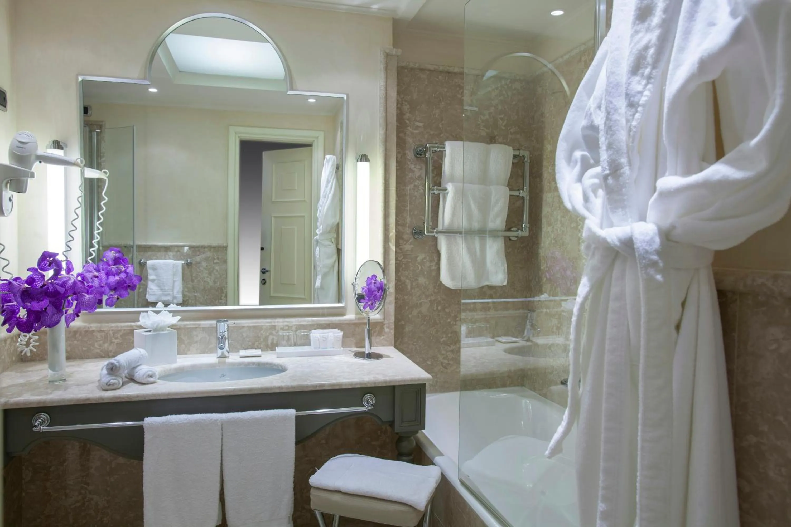 Photo of the whole room in Starhotels Tuscany