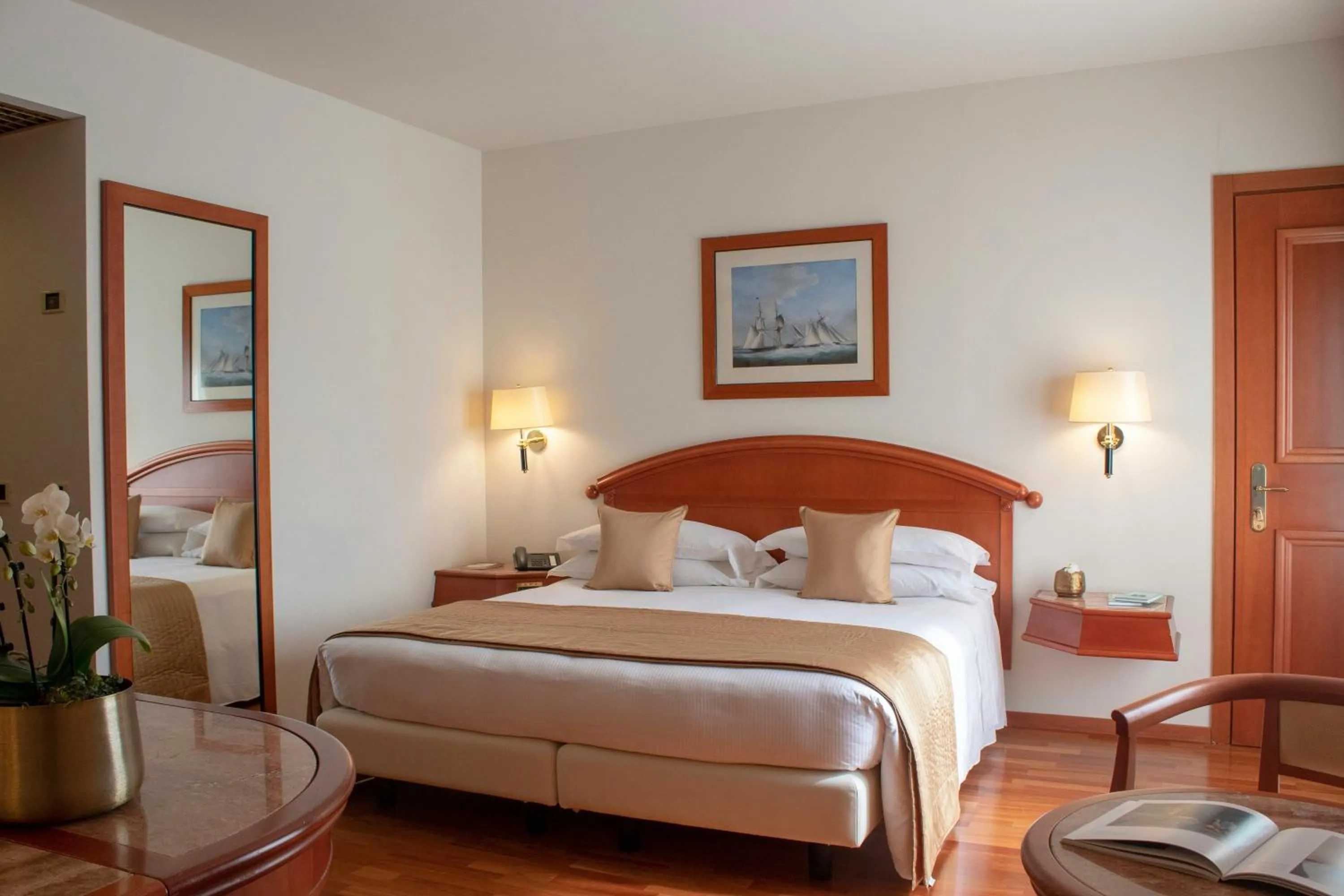 Property building, Bed in Starhotels Vespucci