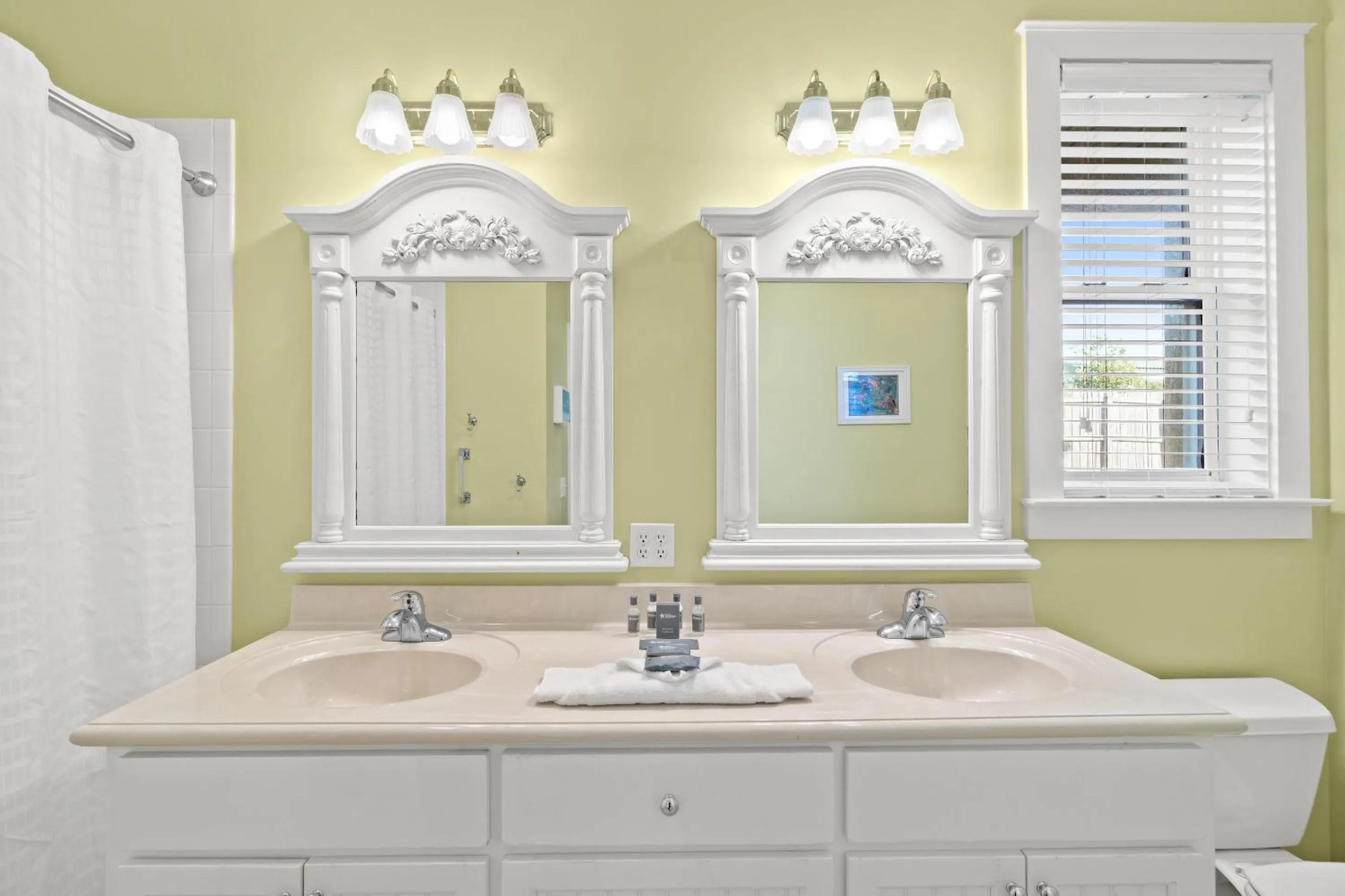 Toilet in La Valencia Villas