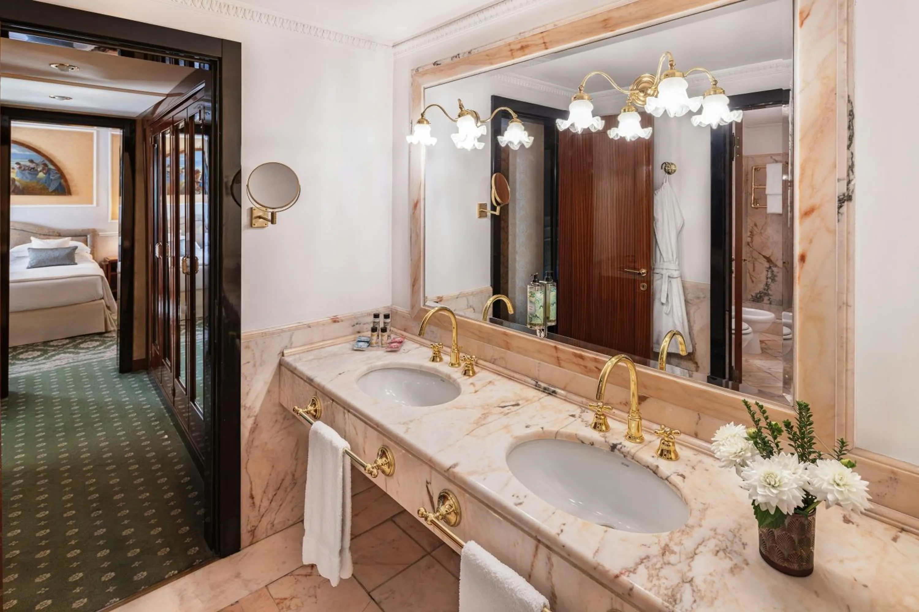 Bathroom, Bed in Starhotels Du Parc