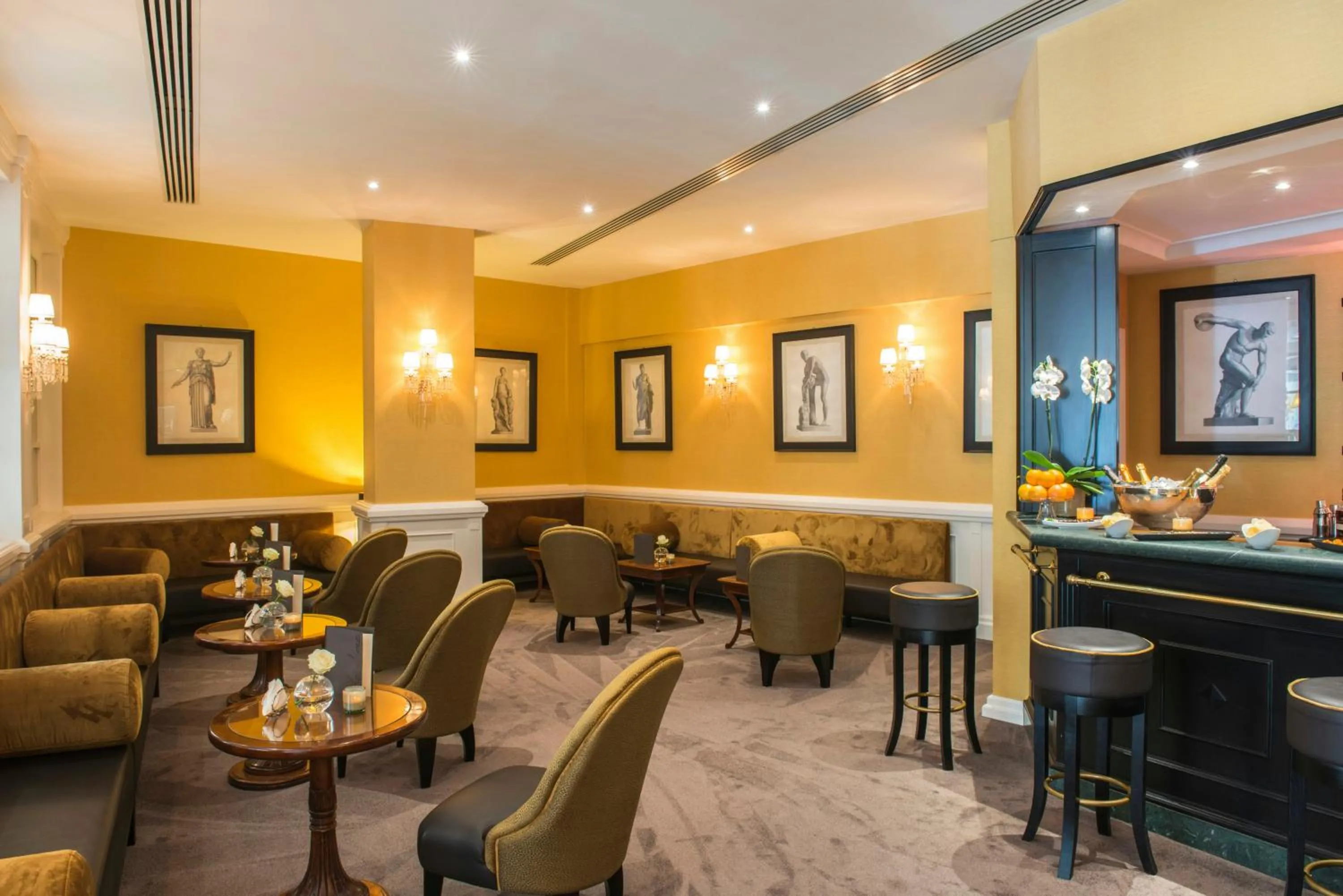 Lounge or bar in Starhotels Michelangelo Rome