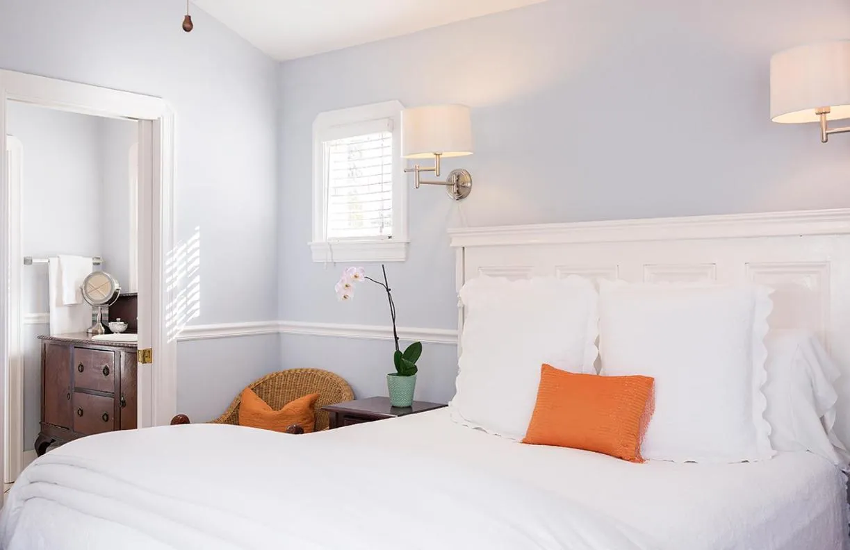 Bed in 1801 First Luxury Inn