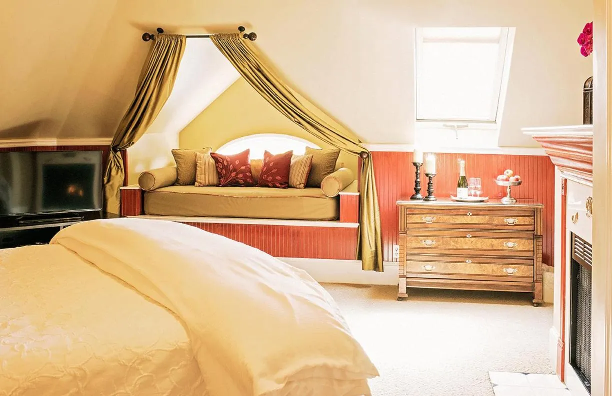 Living room, Bed in 1801 First Luxury Inn