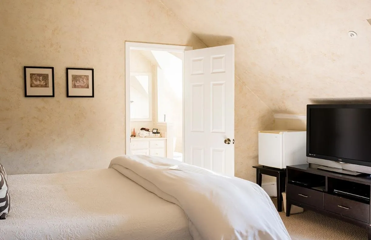 Bed in 1801 First Luxury Inn