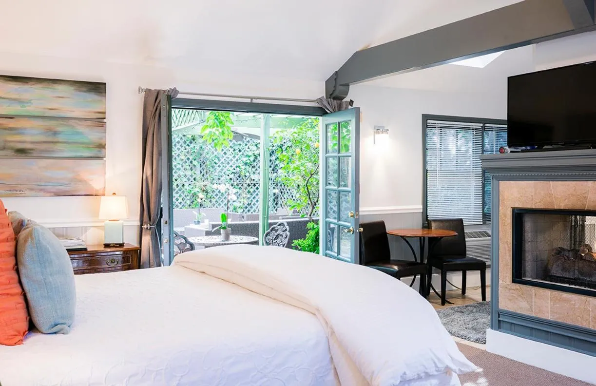 Bed in 1801 First Luxury Inn