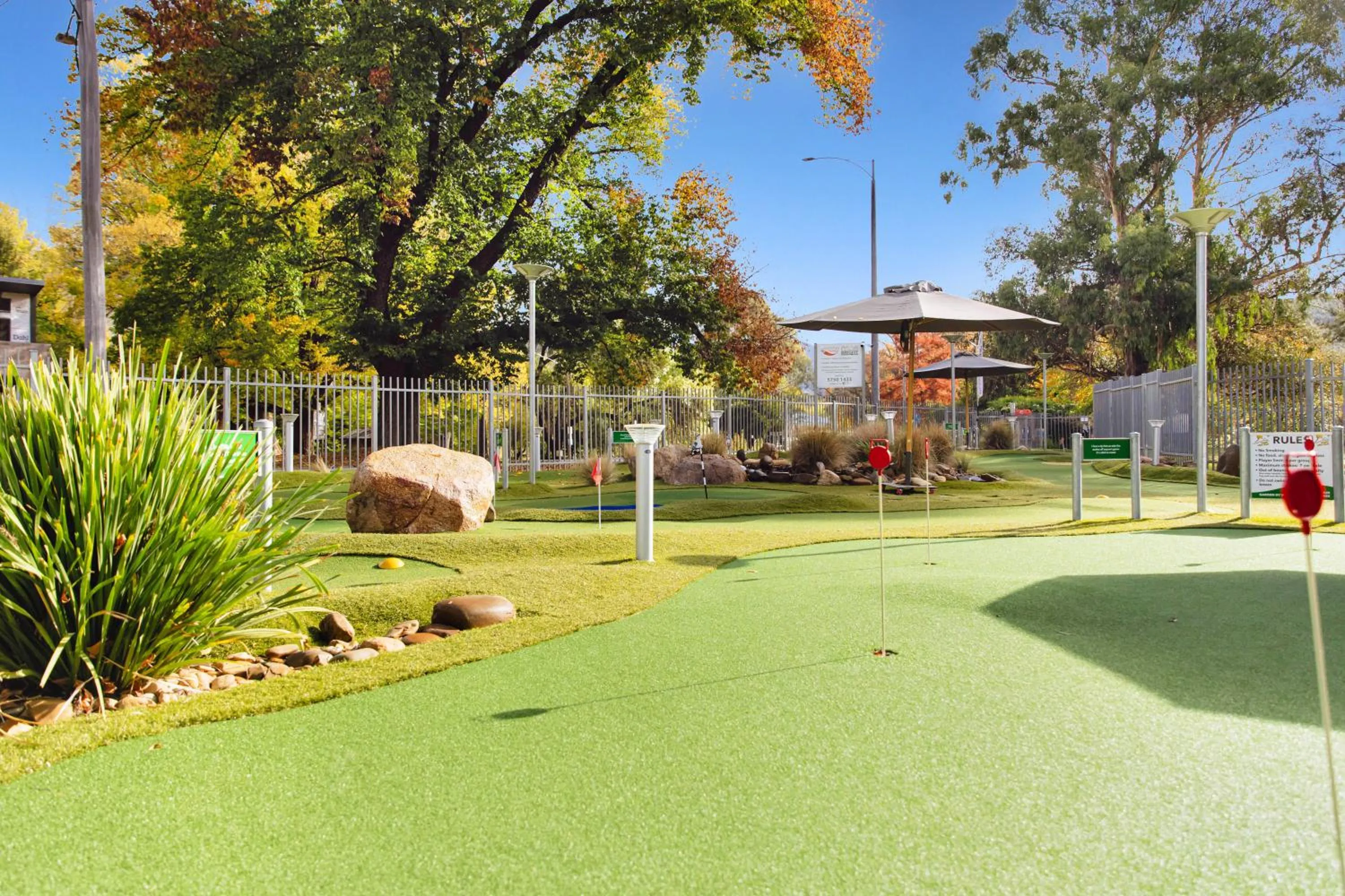 Minigolf in The Bright Motor Inn