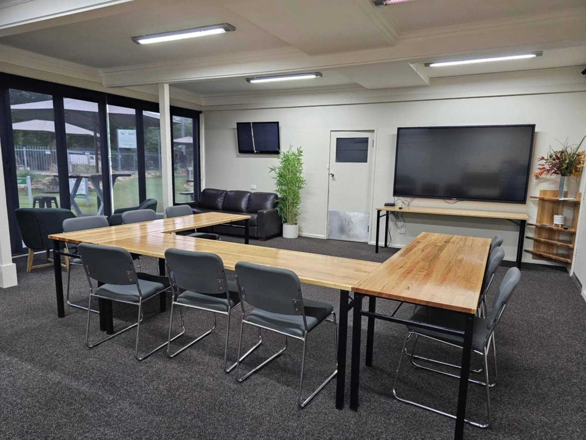 Business facilities in The Bright Motor Inn