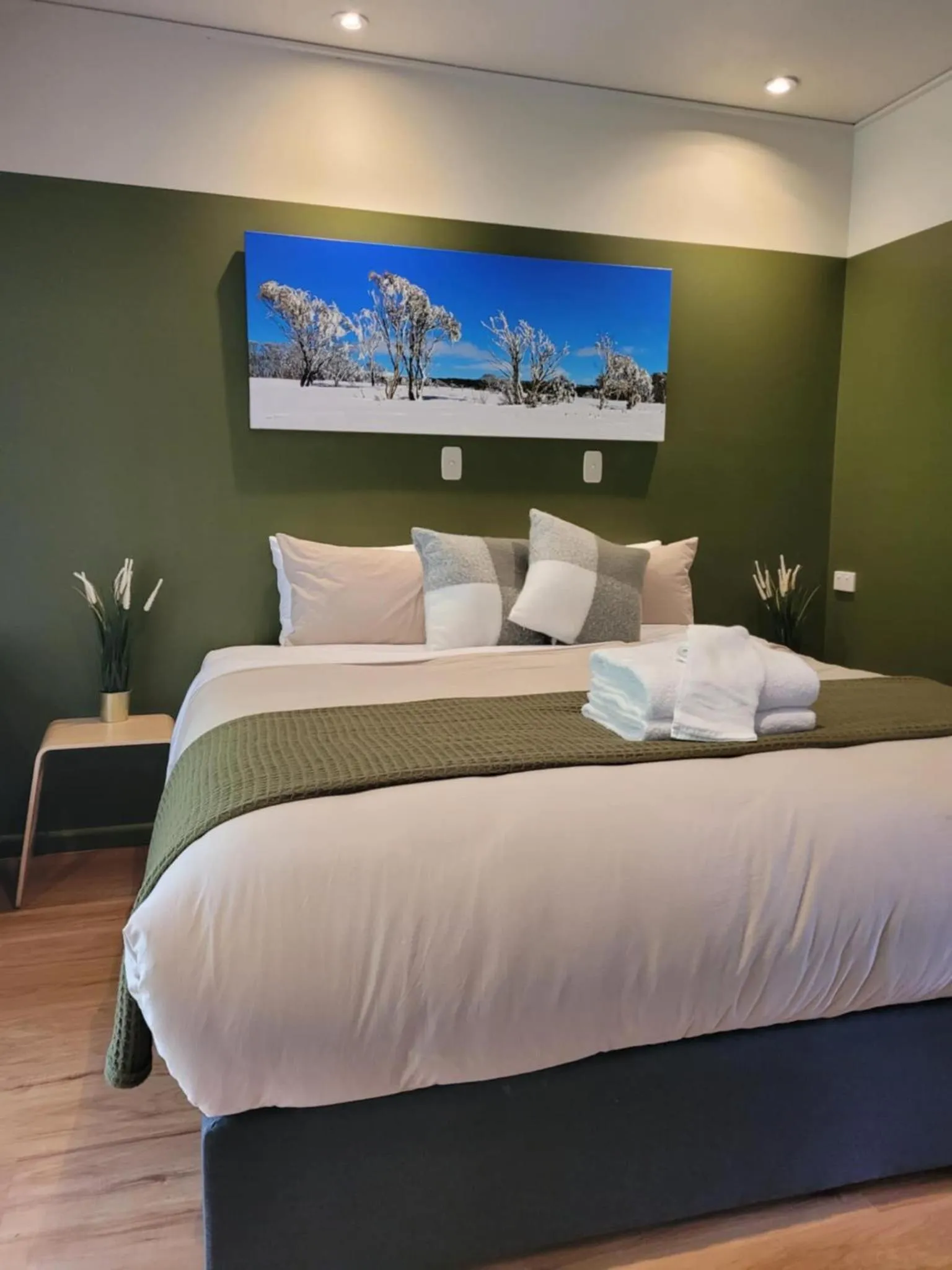 Bedroom, Bed in The Bright Motor Inn