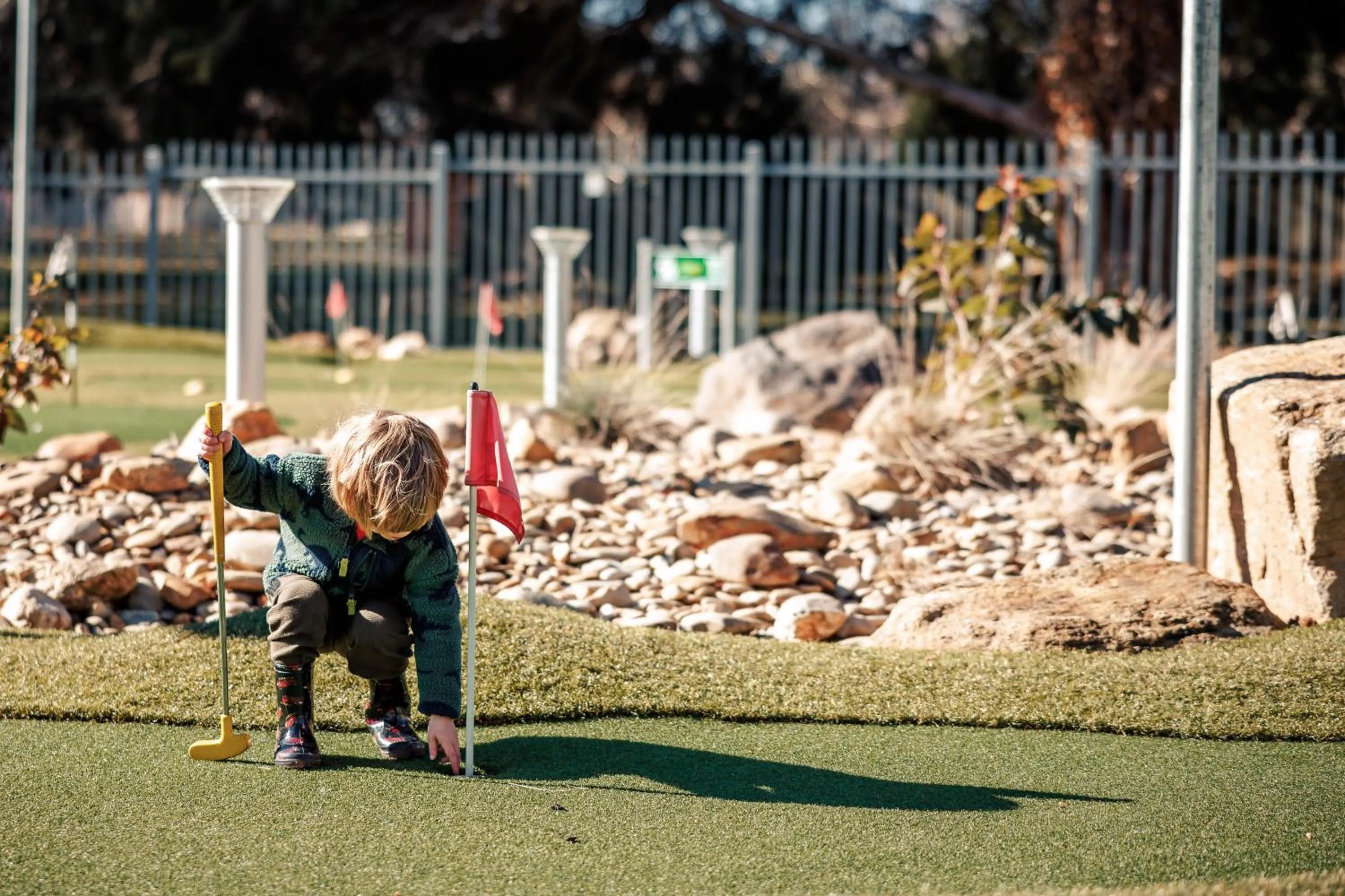 Minigolf in The Bright Motor Inn