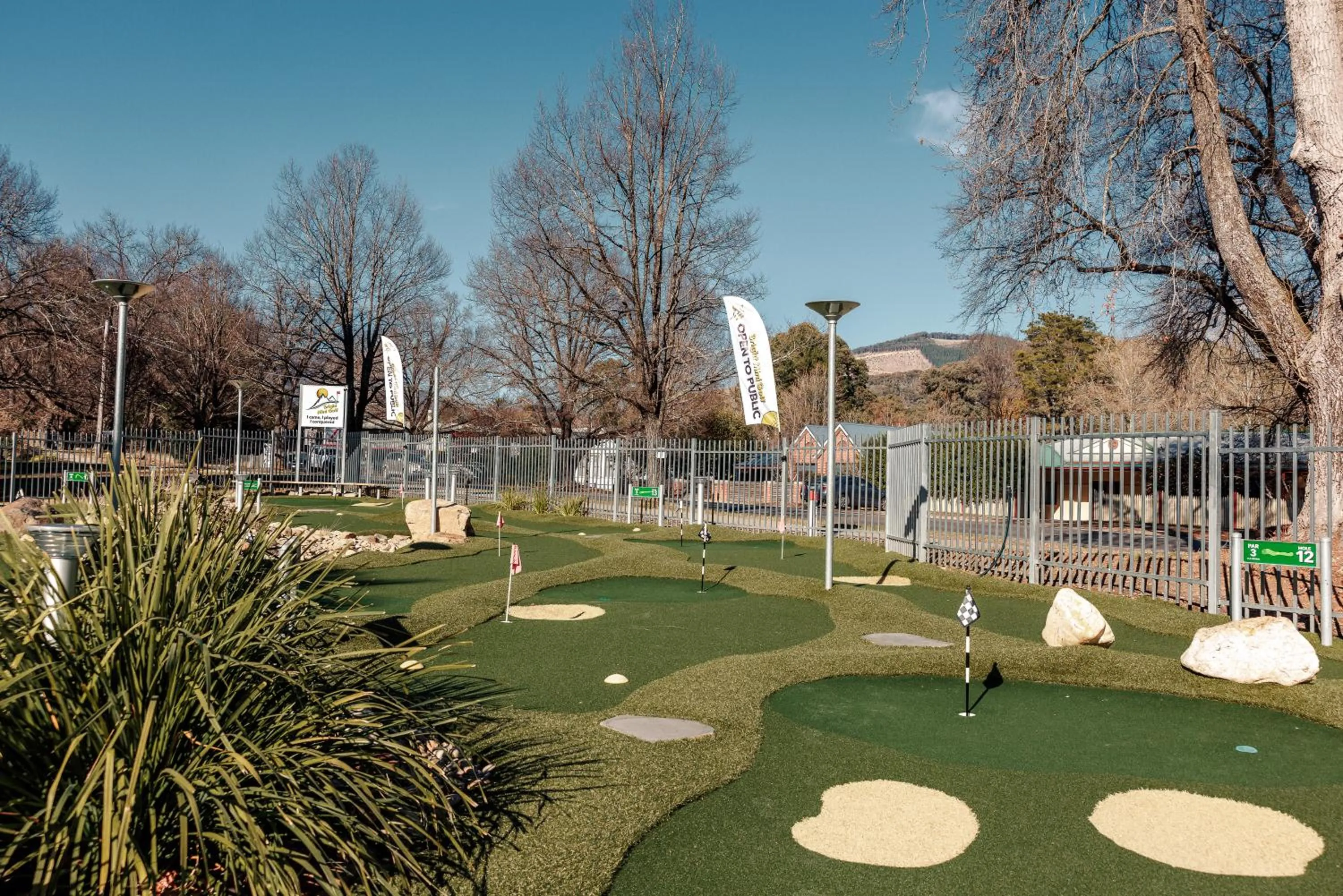 Minigolf in The Bright Motor Inn