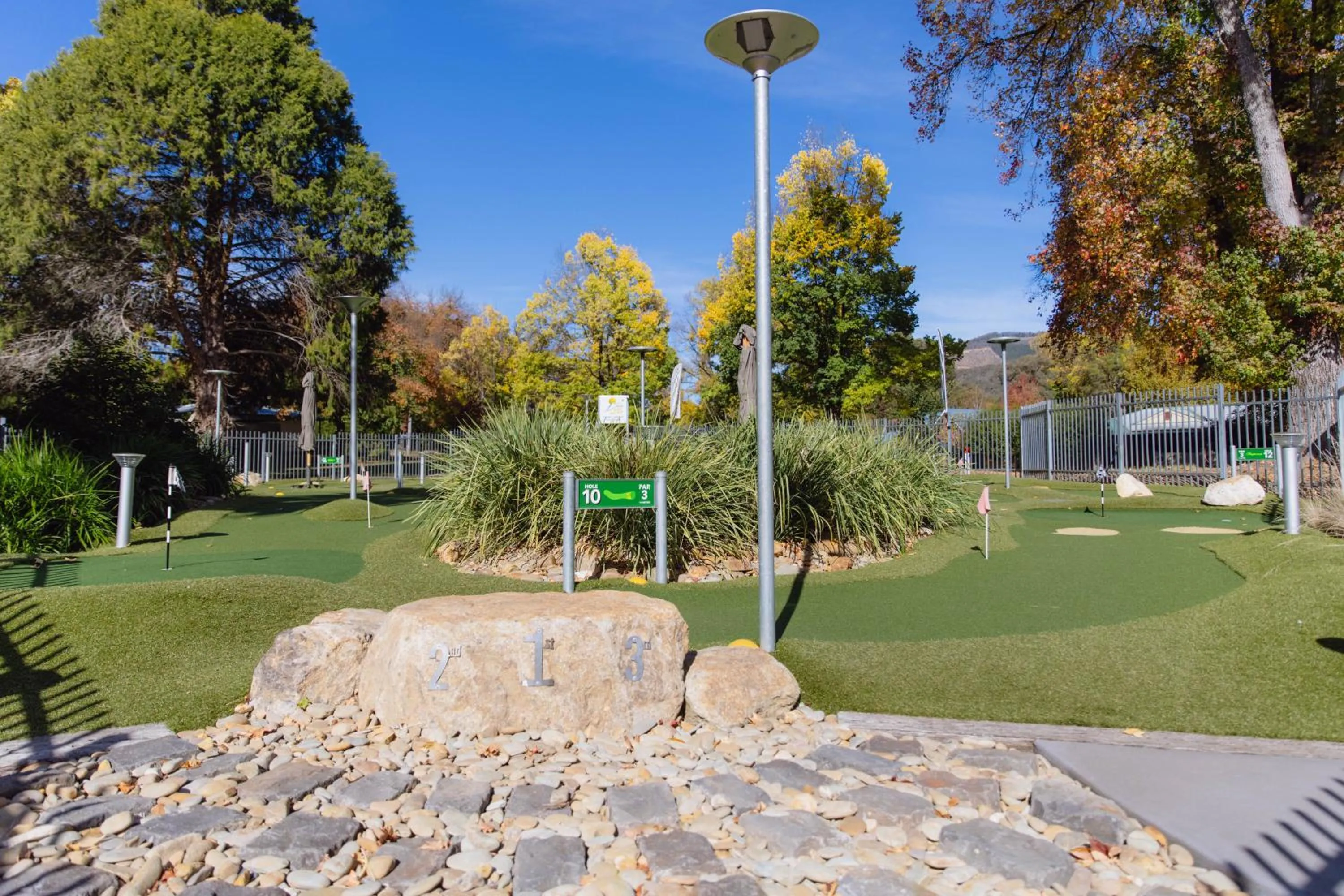 Minigolf in The Bright Motor Inn