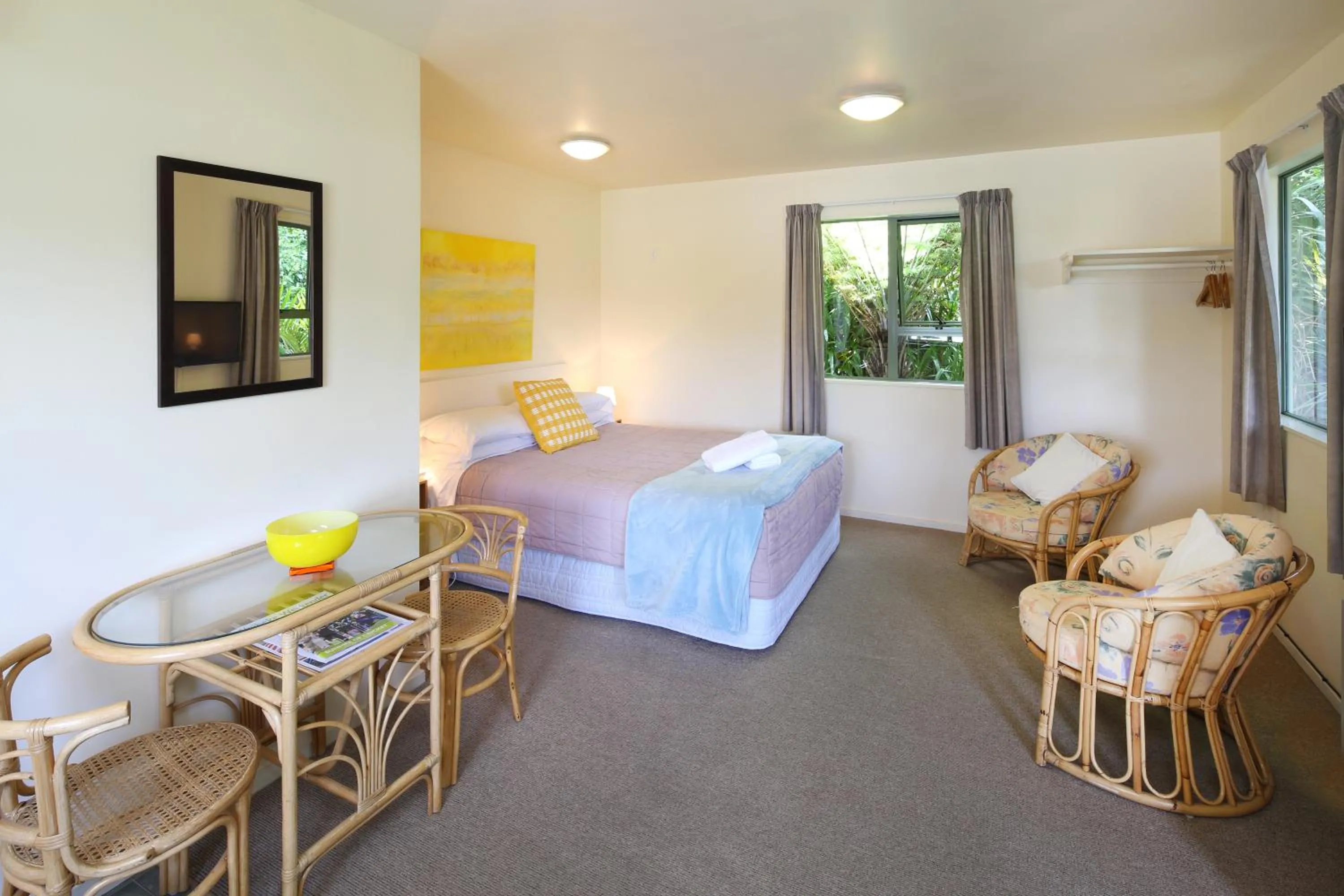 Seating area, Bed in Waiheke Island Motel